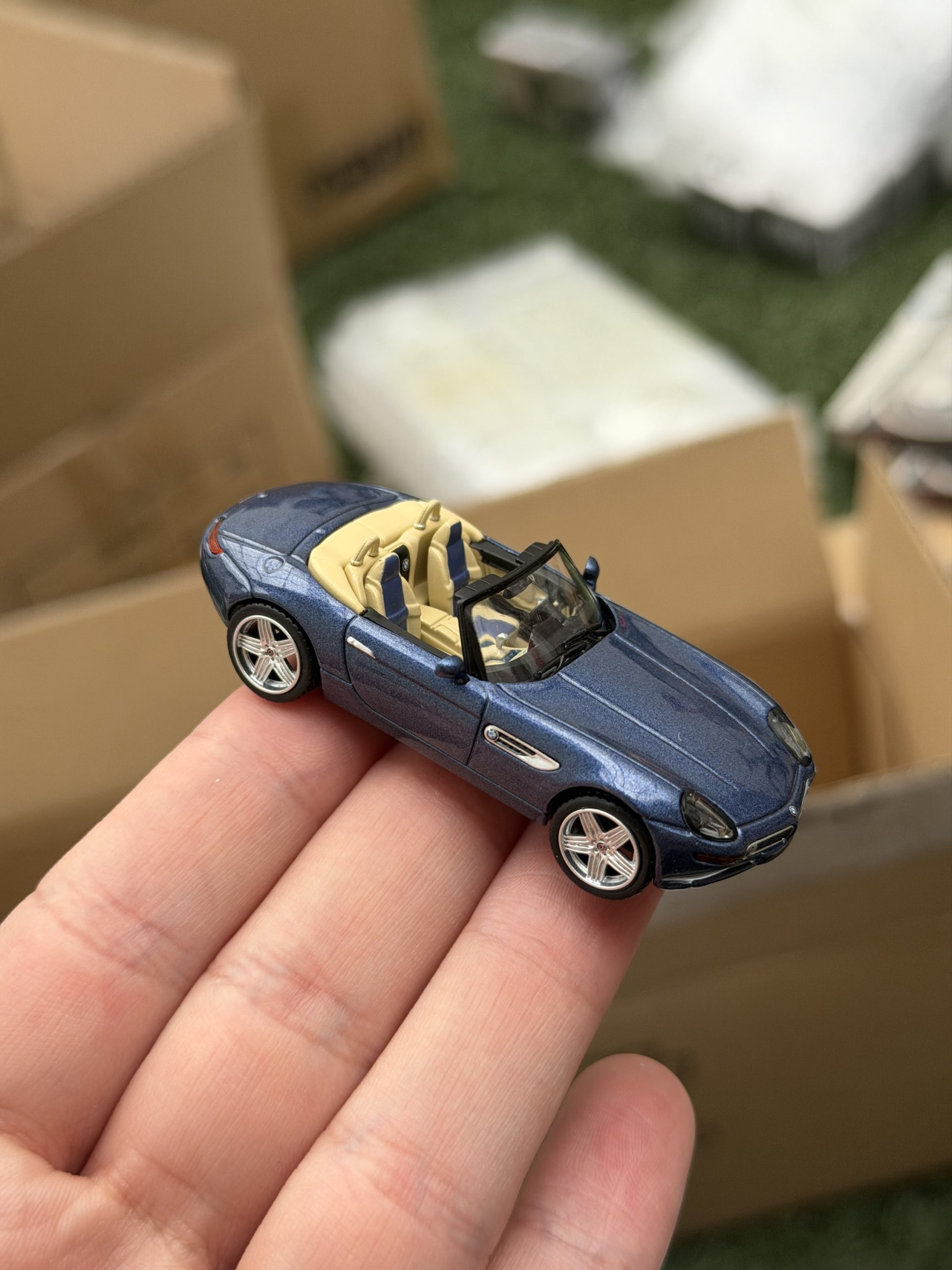 Mini GT 1:64 BMW Z8 Alpina – Alpine Blue - Imagen 4