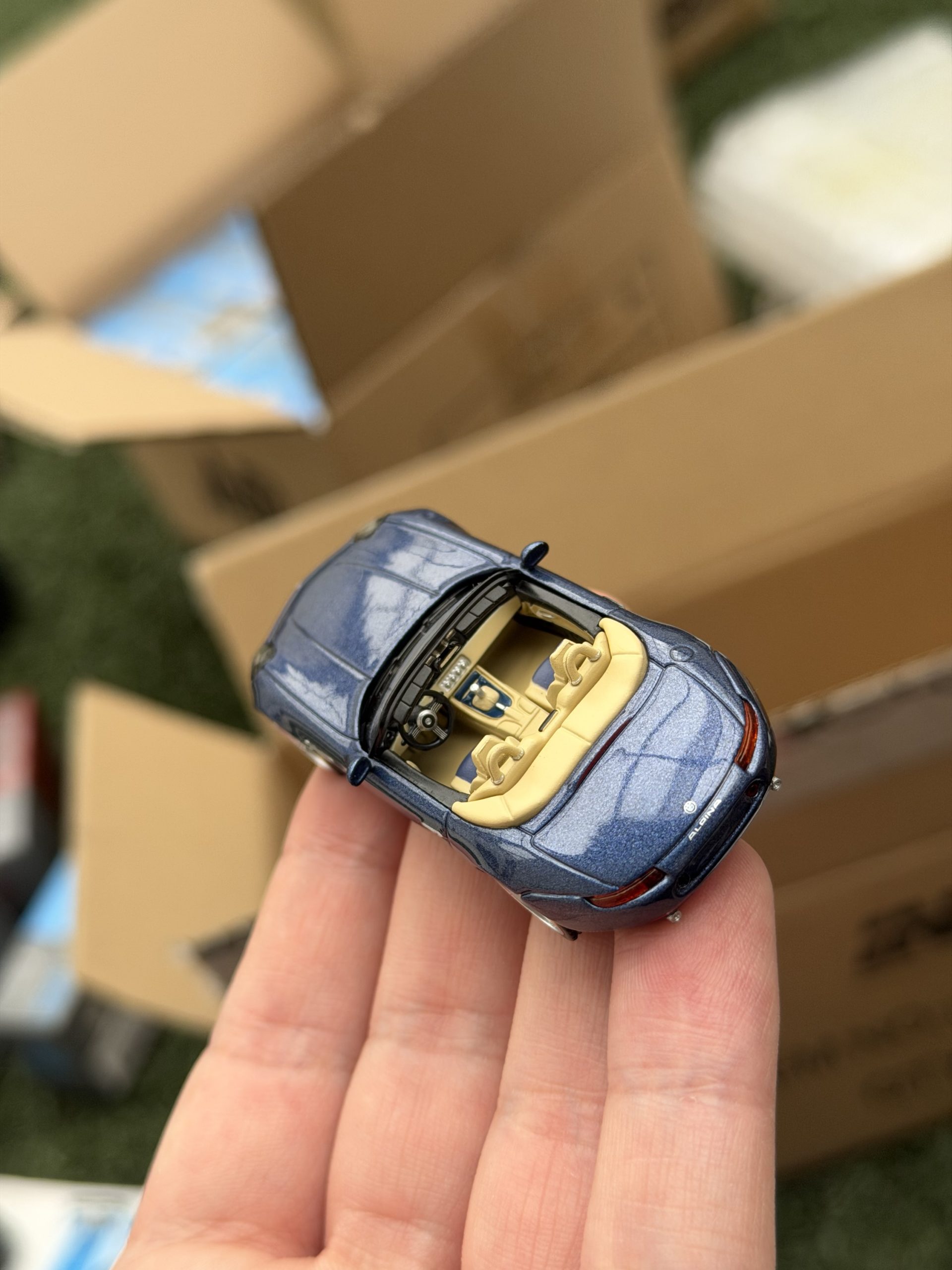 Mini GT 1:64 BMW Z8 Alpina – Alpine Blue - Imagen 3