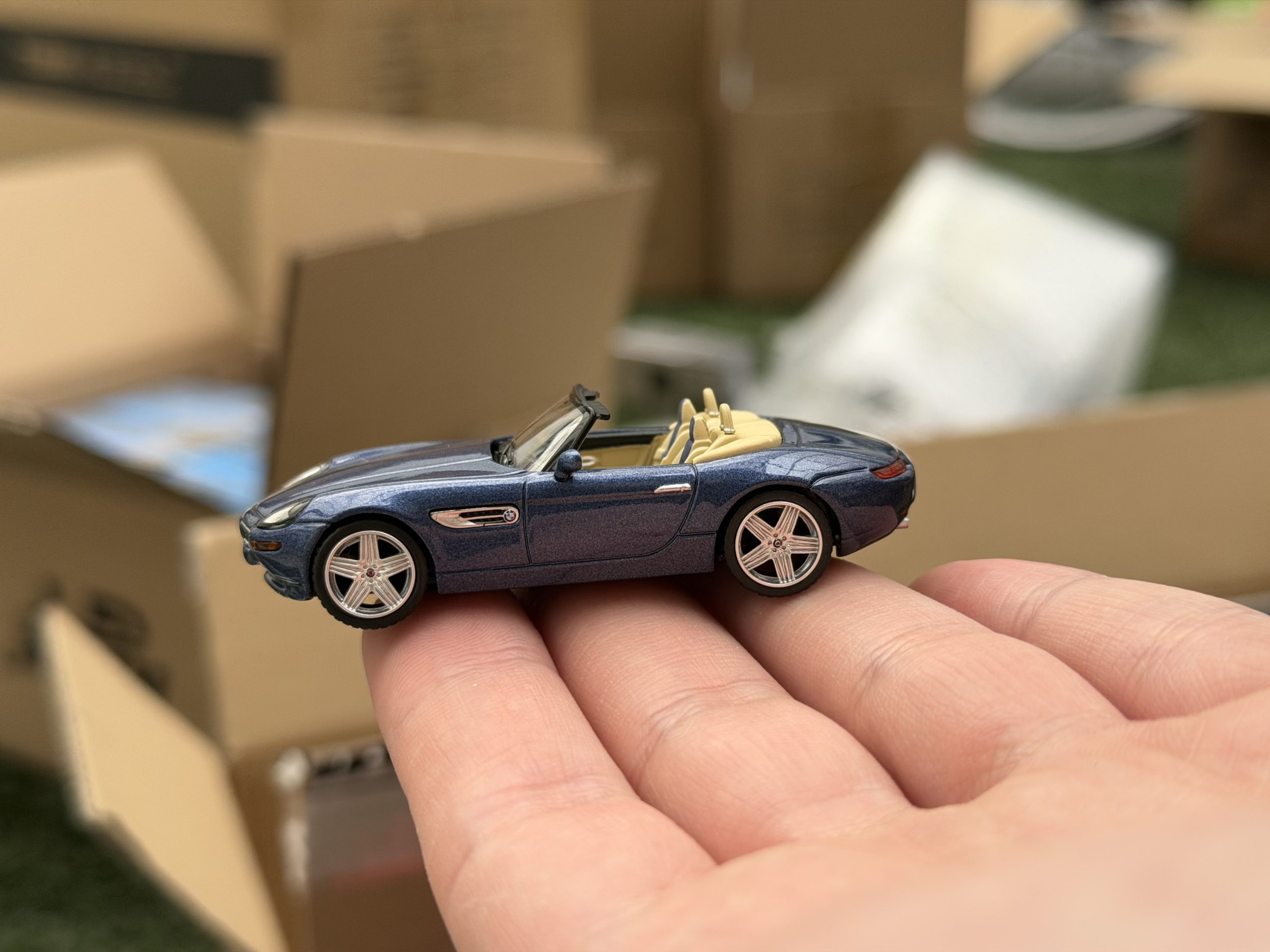 Mini GT 1:64 BMW Z8 Alpina – Alpine Blue - Imagen 2