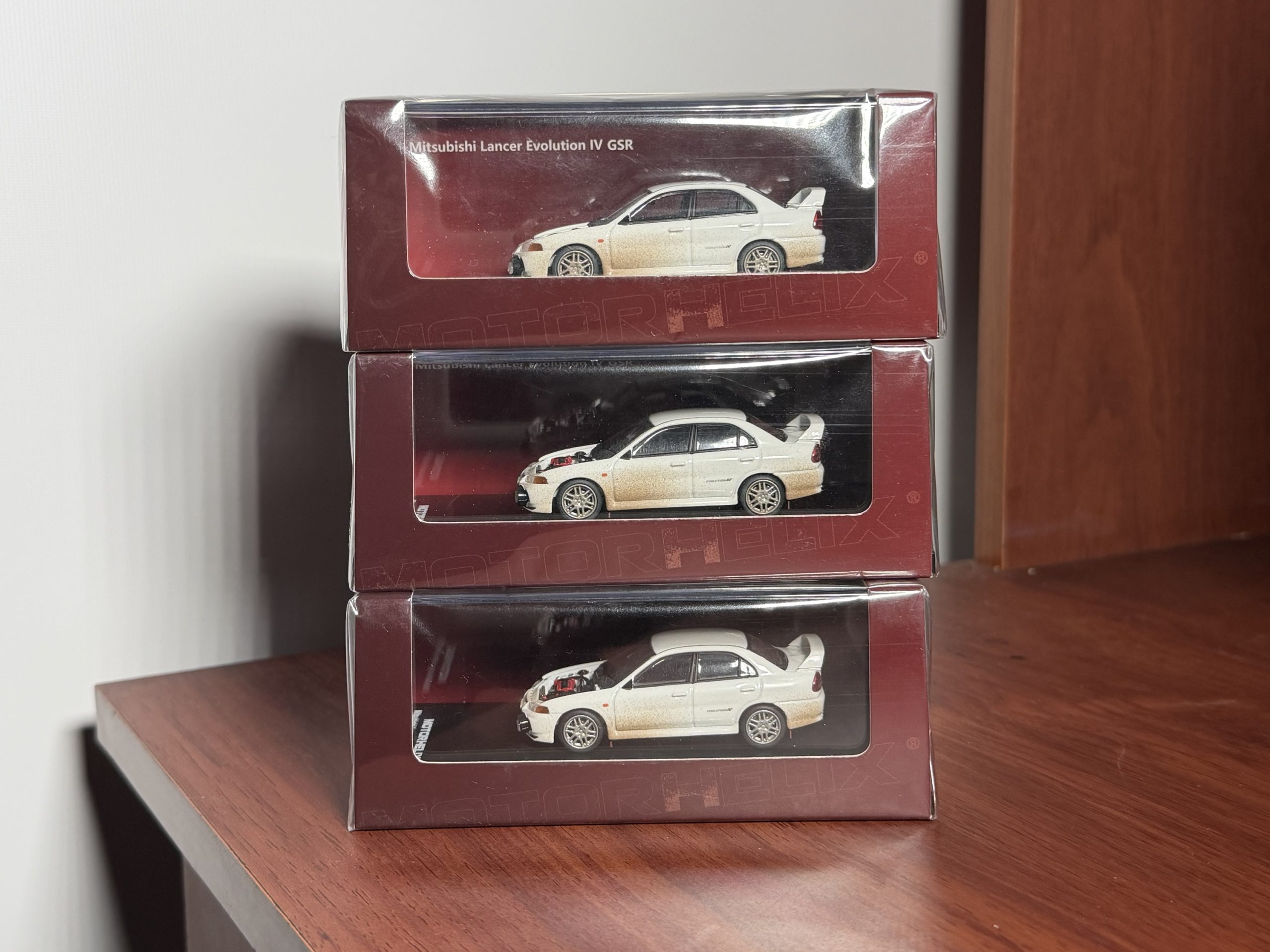 MOTORHELIX 1:64 Mitsubishi Lancer Evolution lV Versión embarrada con capó removible - Imagen 3