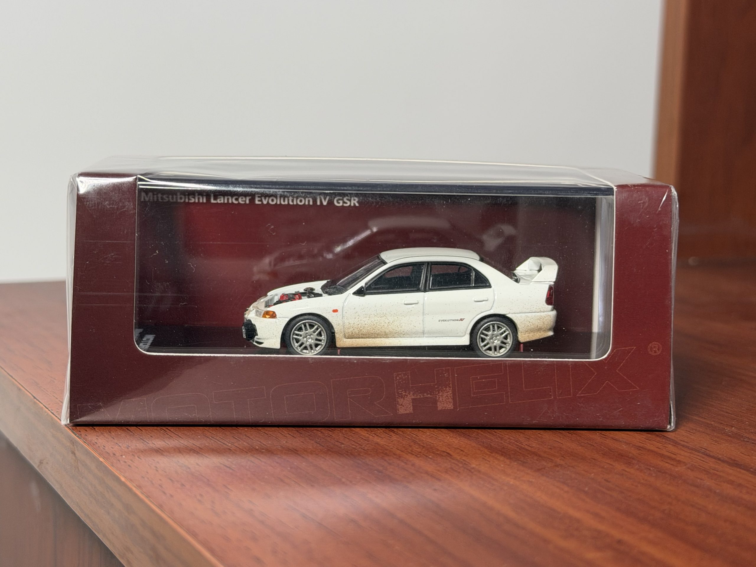 MOTORHELIX 1:64 Mitsubishi Lancer Evolution lV Versión embarrada con capó removible - Imagen 4