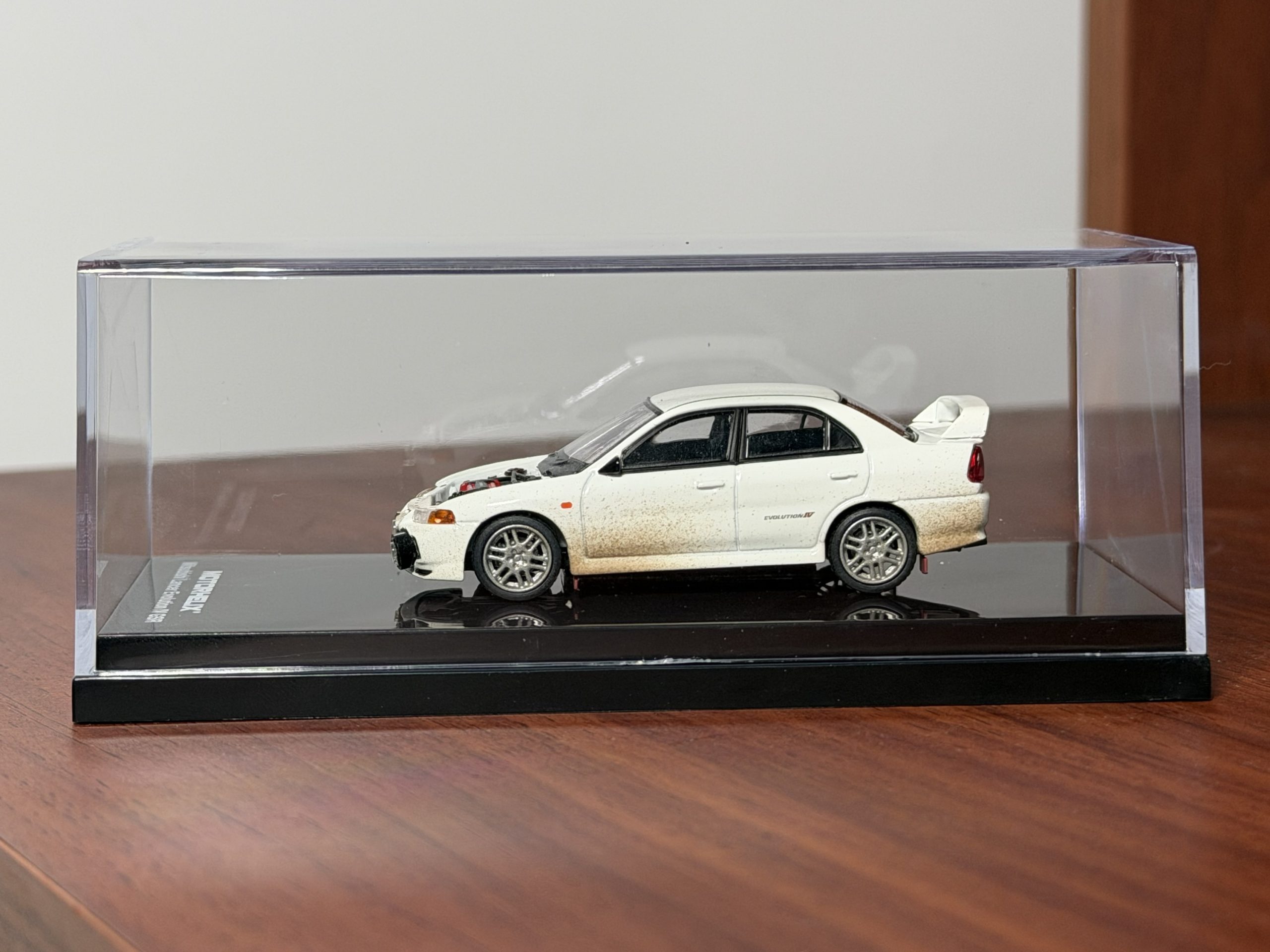 MOTORHELIX 1:64 Mitsubishi Lancer Evolution lV Versión embarrada con capó removible - Imagen 2