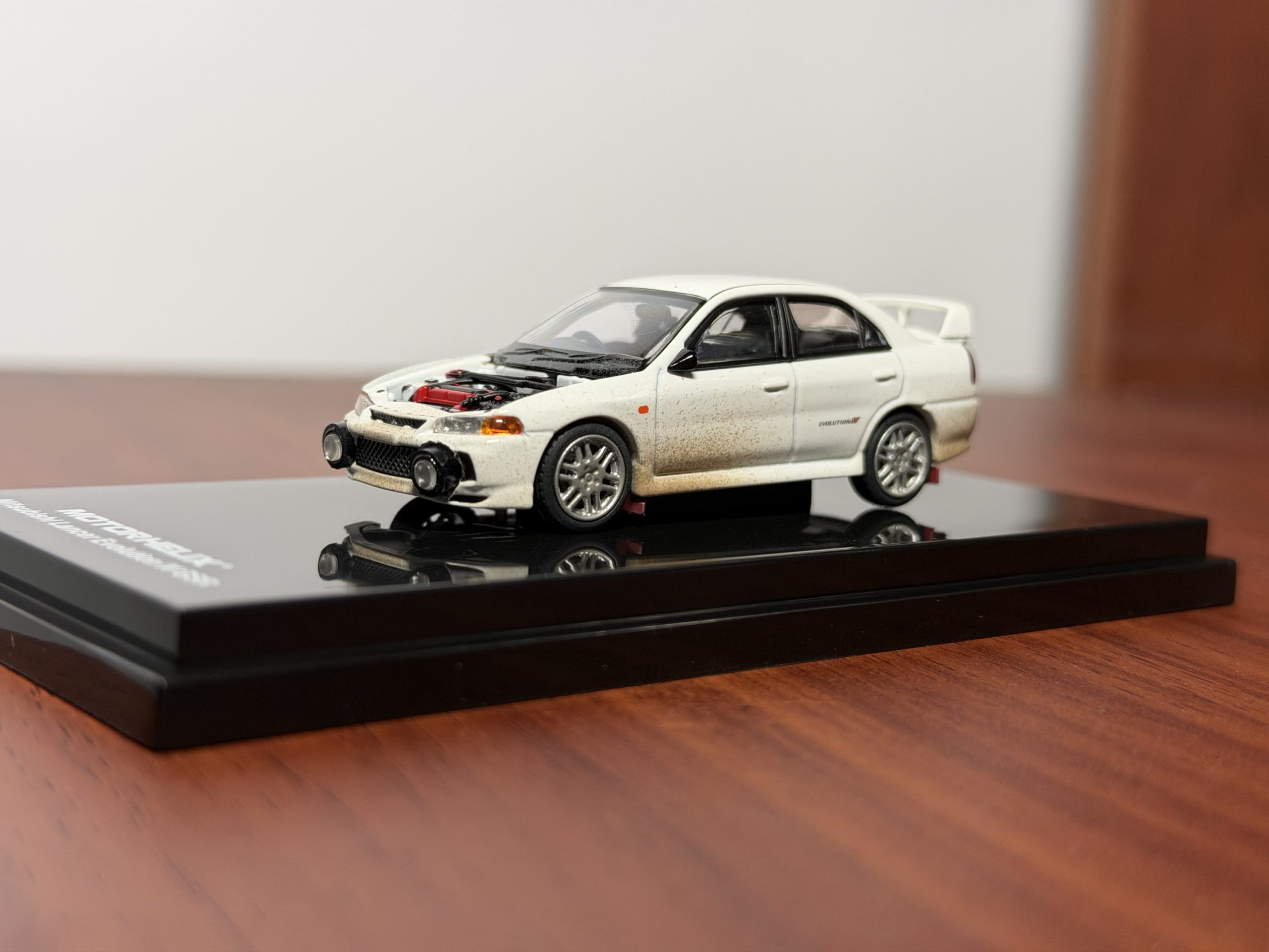 MOTORHELIX 1:64 Mitsubishi Lancer Evolution lV Versión embarrada con capó removible - Imagen 5