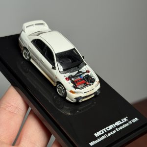 MOTORHELIX 1:64 Mitsubishi Lancer Evolution lV Versión embarrada con capó removible