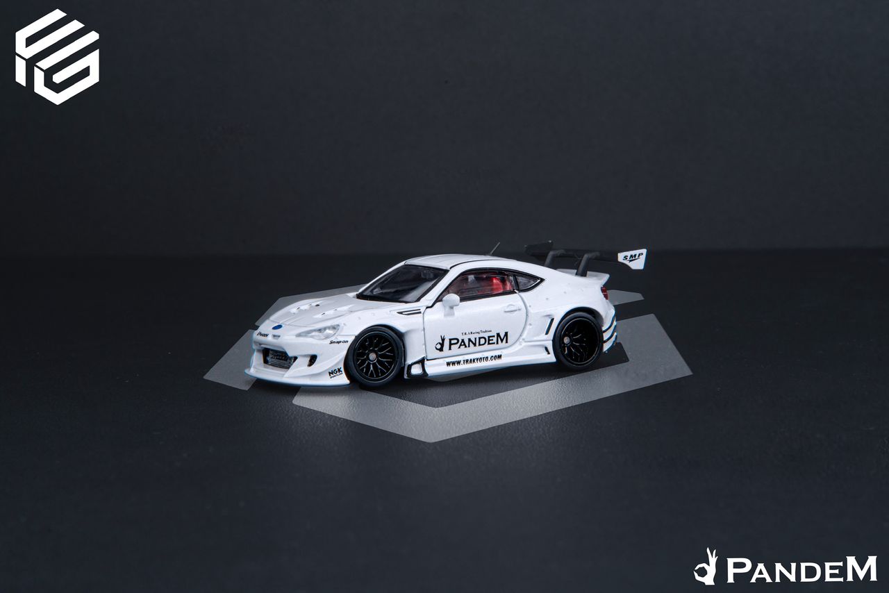 *PREORDEN* FG 1/64 Subaru Pandem BRZ Blanco con puertas móviles