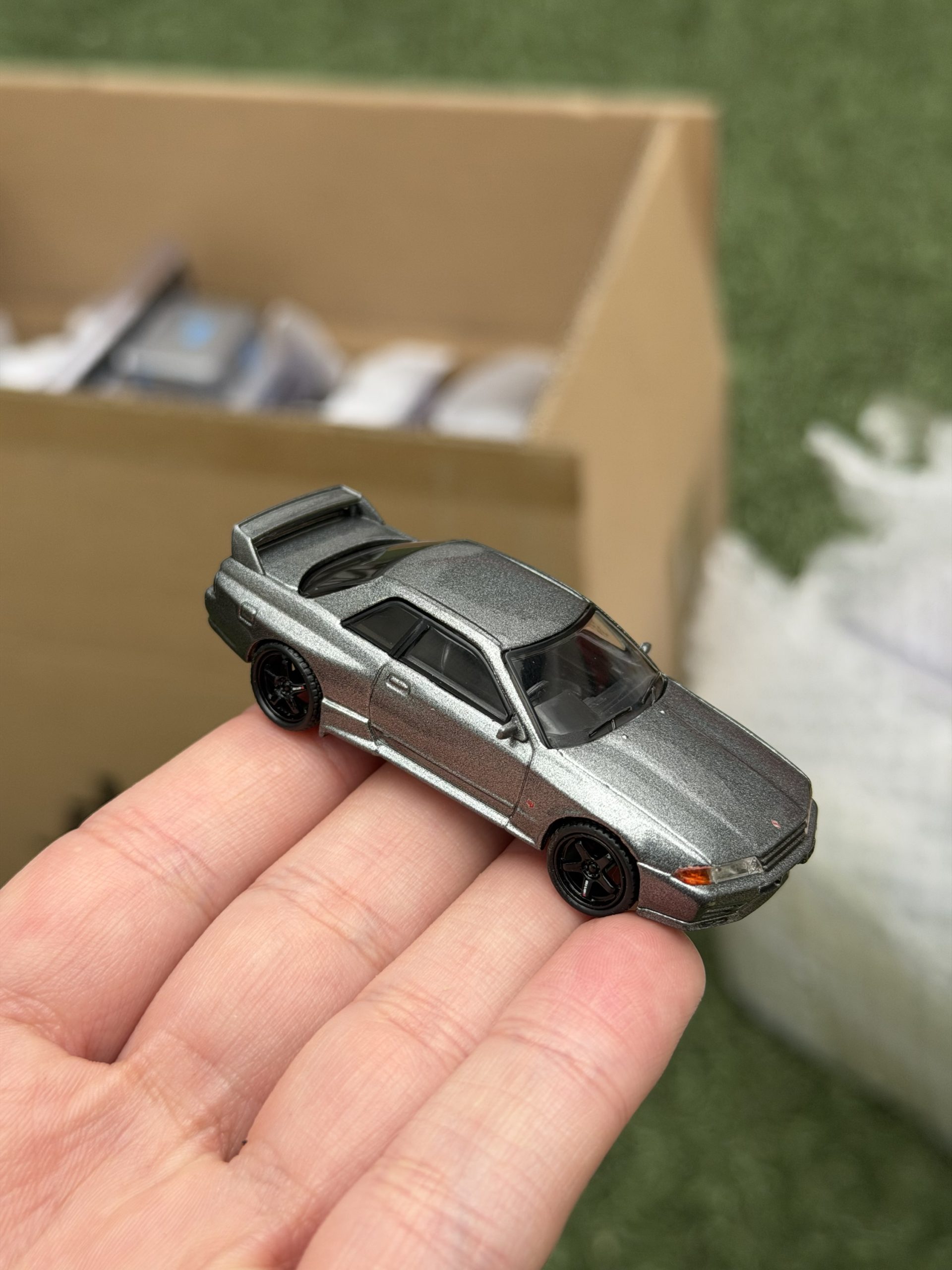 Mini GT 1:64 Nissan Skyline GT-R (NISMO BNR32 CRS Version) – Dark Metal Gray - Imagen 5