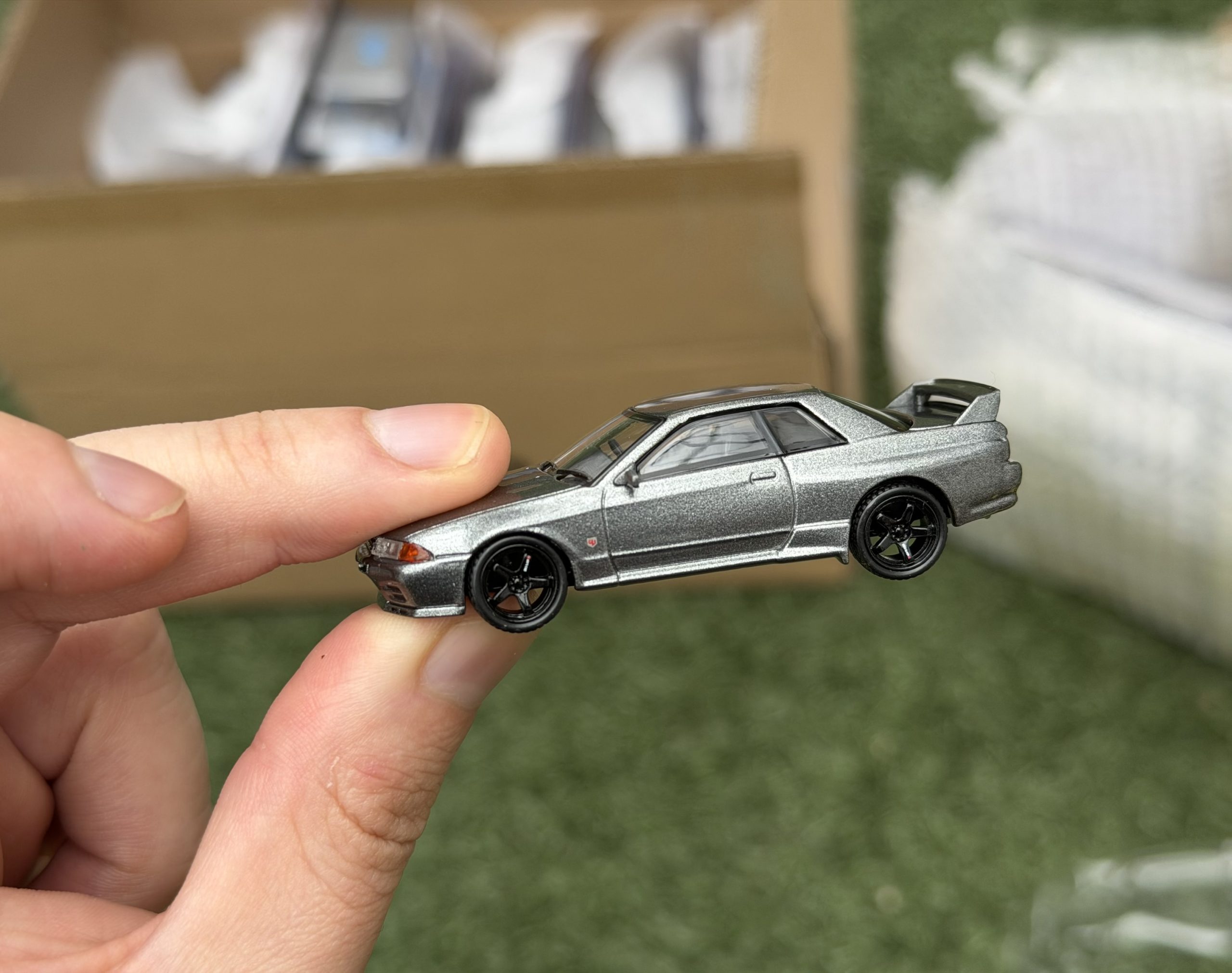 Mini GT 1:64 Nissan Skyline GT-R (NISMO BNR32 CRS Version) – Dark Metal Gray - Imagen 4