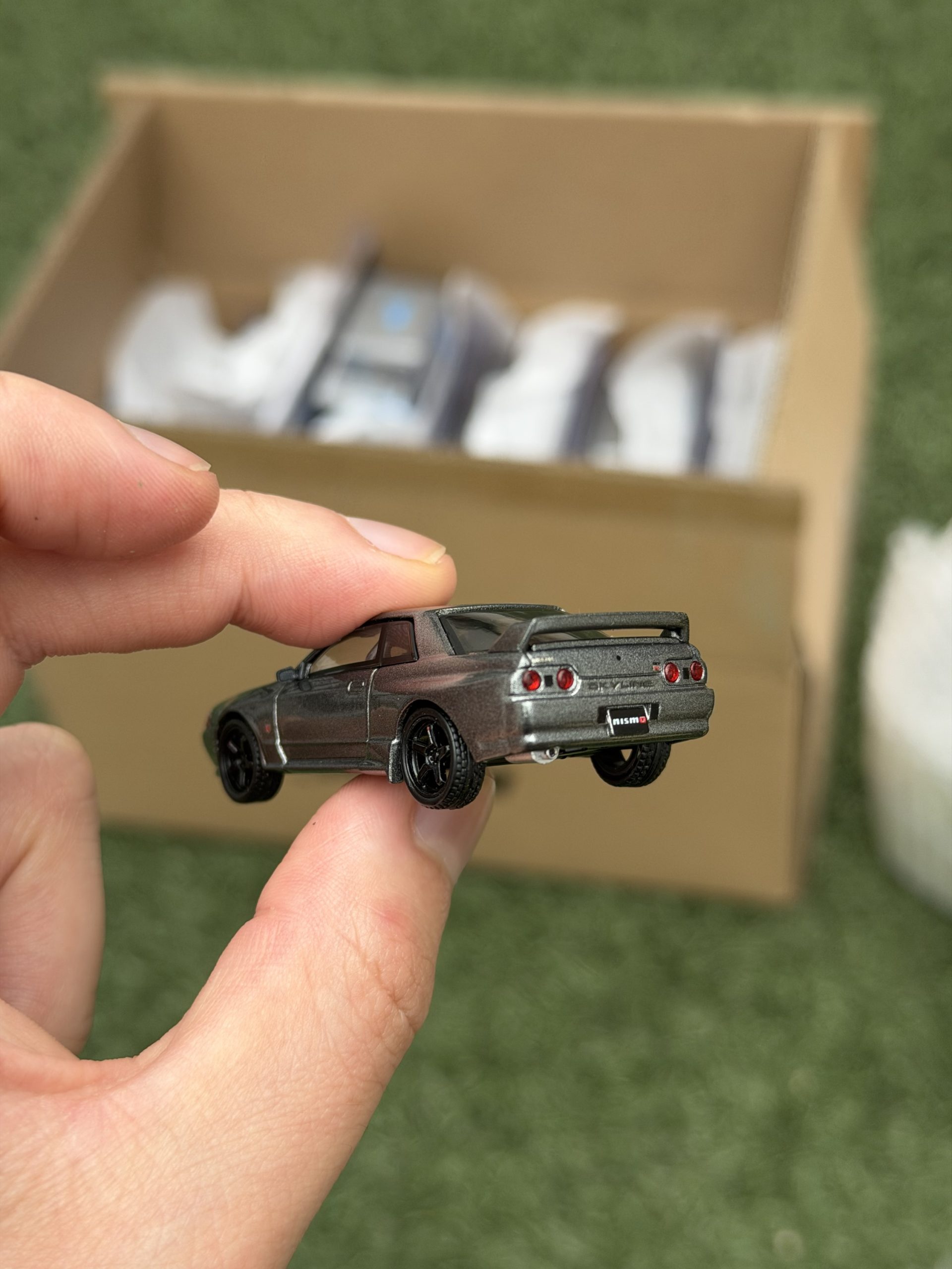 Mini GT 1:64 Nissan Skyline GT-R (NISMO BNR32 CRS Version) – Dark Metal Gray - Imagen 3