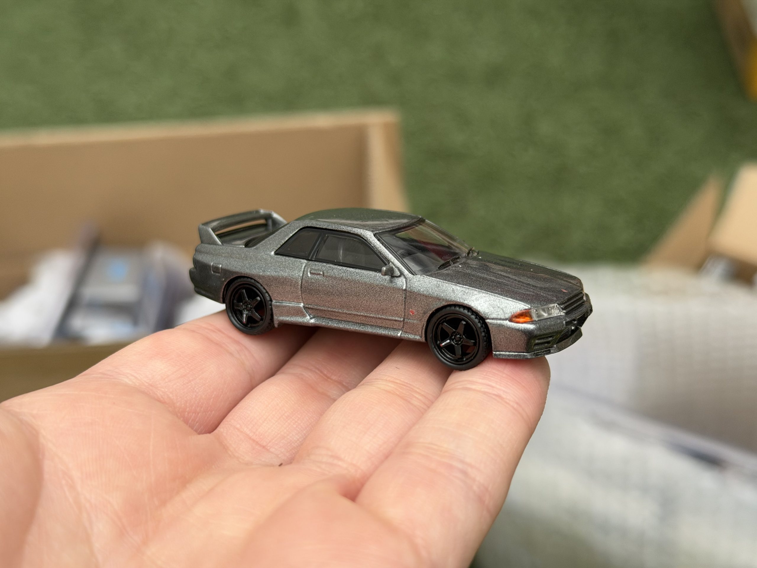Mini GT 1:64 Nissan Skyline GT-R (NISMO BNR32 CRS Version) – Dark Metal Gray - Imagen 2