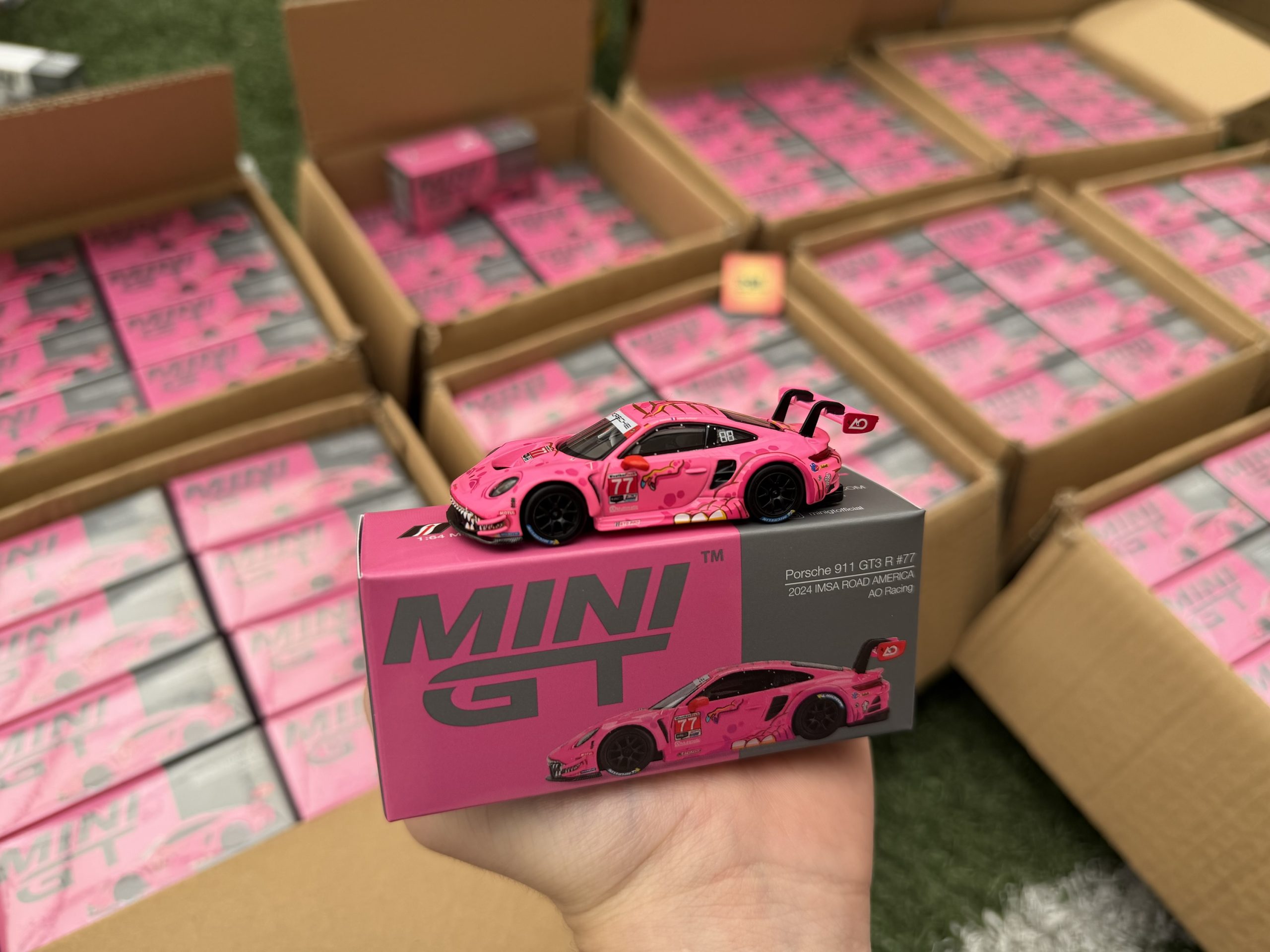 Mini GT 1:64 Porsche 911 GT3 R #77 AO Racing 2024 IMSA ROAD AMERICA Roxy en empaque de CAJA - Imagen 3