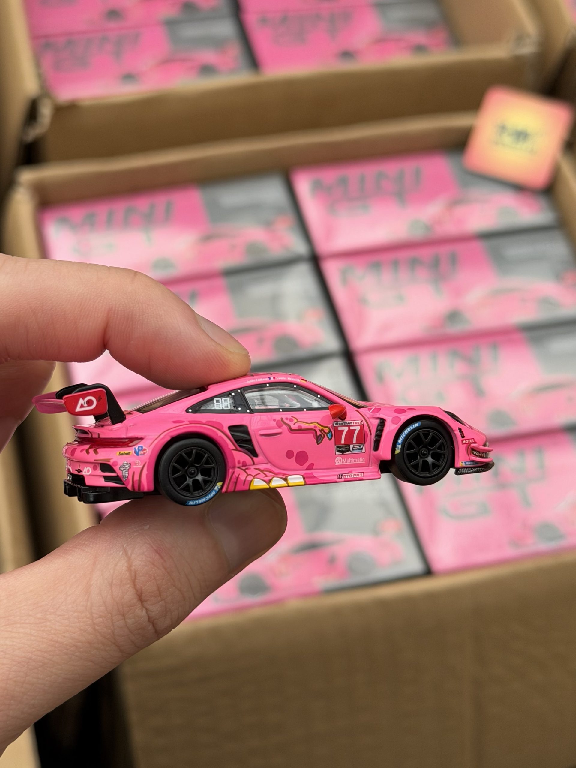 Mini GT 1:64 Porsche 911 GT3 R #77 AO Racing 2024 IMSA ROAD AMERICA Roxy en empaque de CAJA - Imagen 2