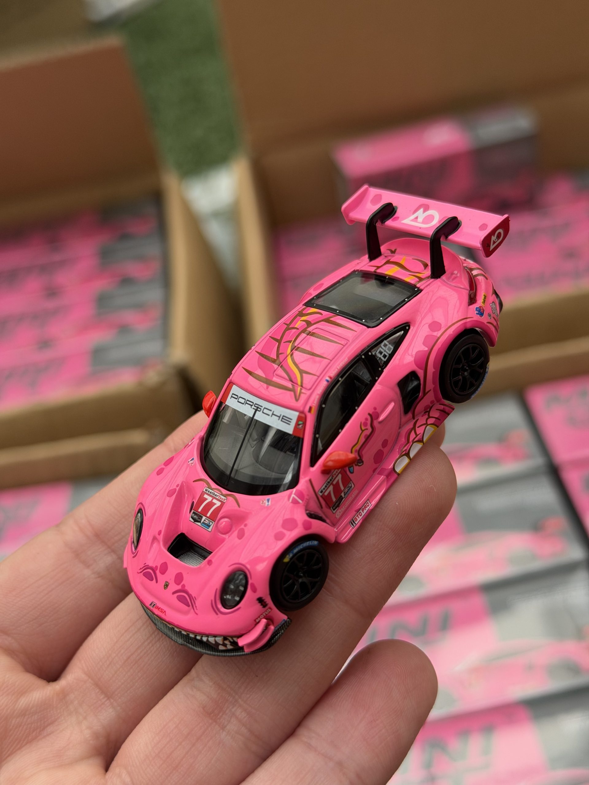 Mini GT 1:64 Porsche 911 GT3 R #77 AO Racing 2024 IMSA ROAD AMERICA Roxy en empaque de CAJA - Imagen 4