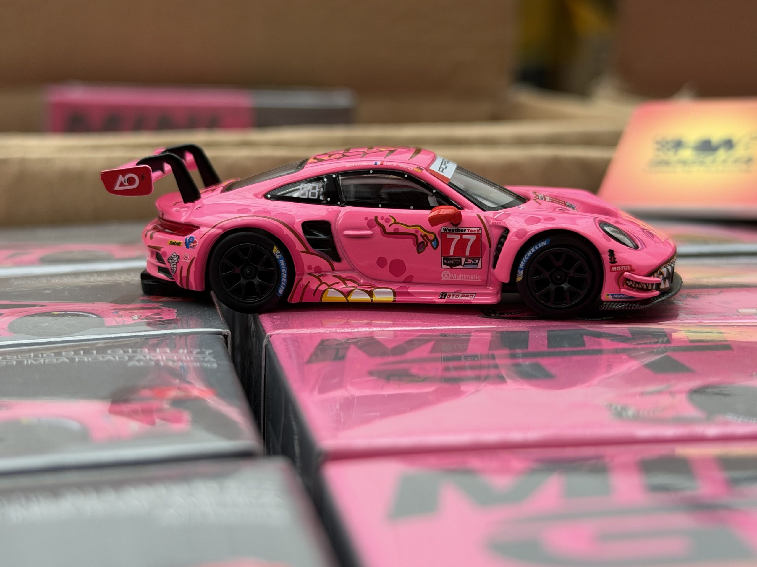 Mini GT 1:64 Porsche 911 GT3 R #77 AO Racing 2024 IMSA ROAD AMERICA Roxy en empaque de CAJA - Imagen 5