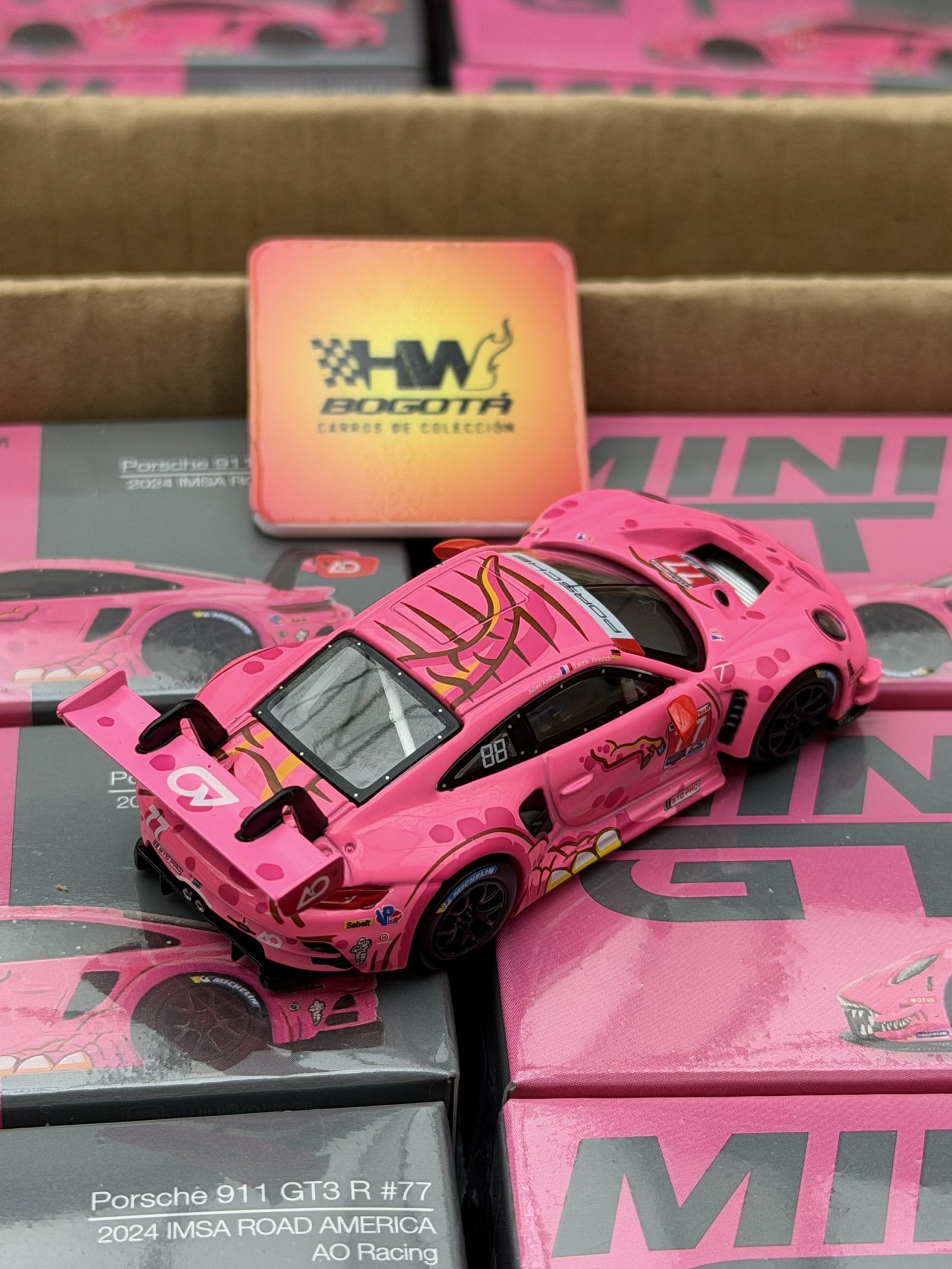 Mini GT 1:64 Porsche 911 GT3 R #77 AO Racing 2024 IMSA ROAD AMERICA Roxy en empaque de CAJA - Imagen 6