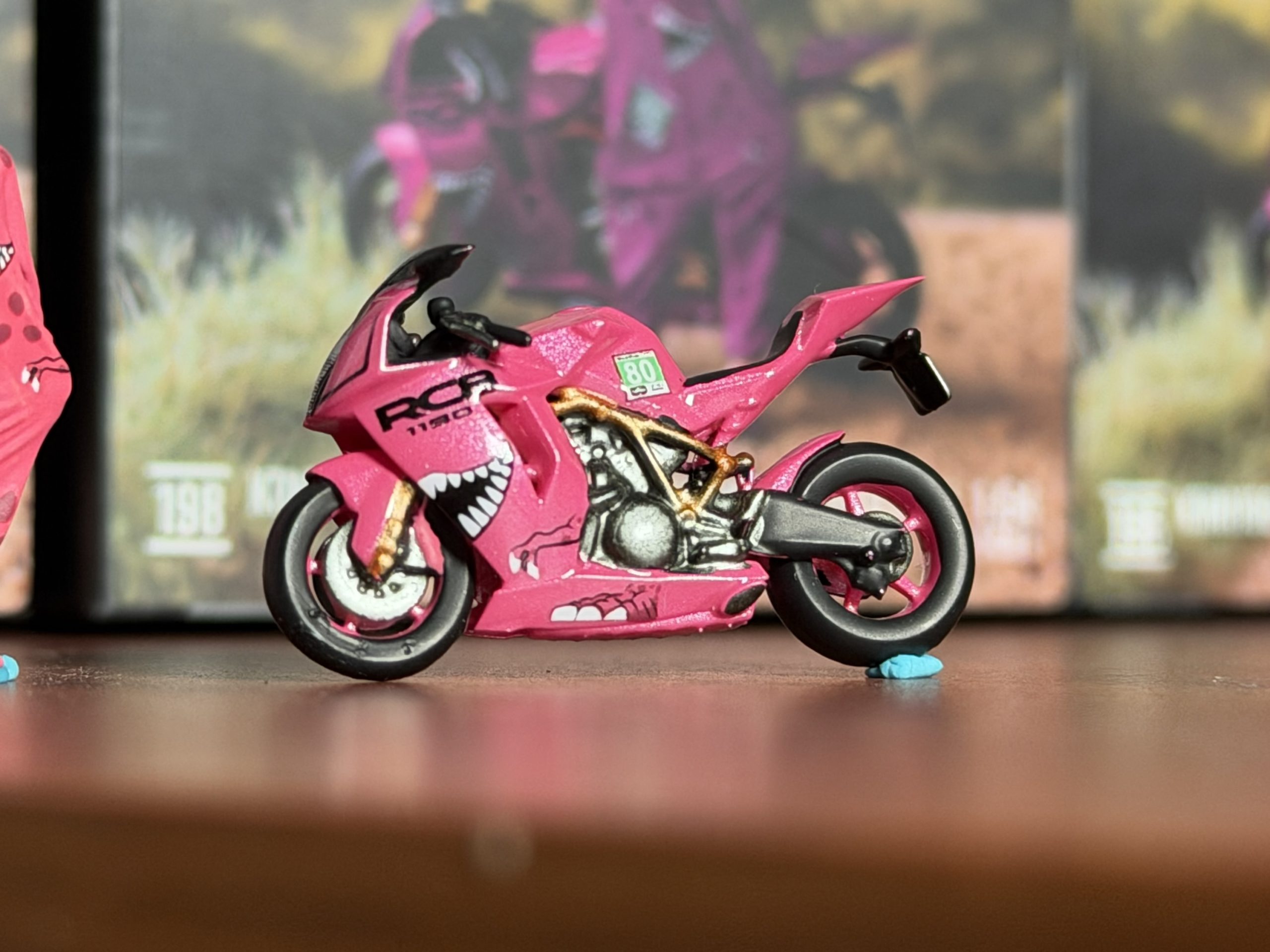 Moreart 1:64 KTM1190 Pink Tyrannosaurus Roxy - Imagen 2