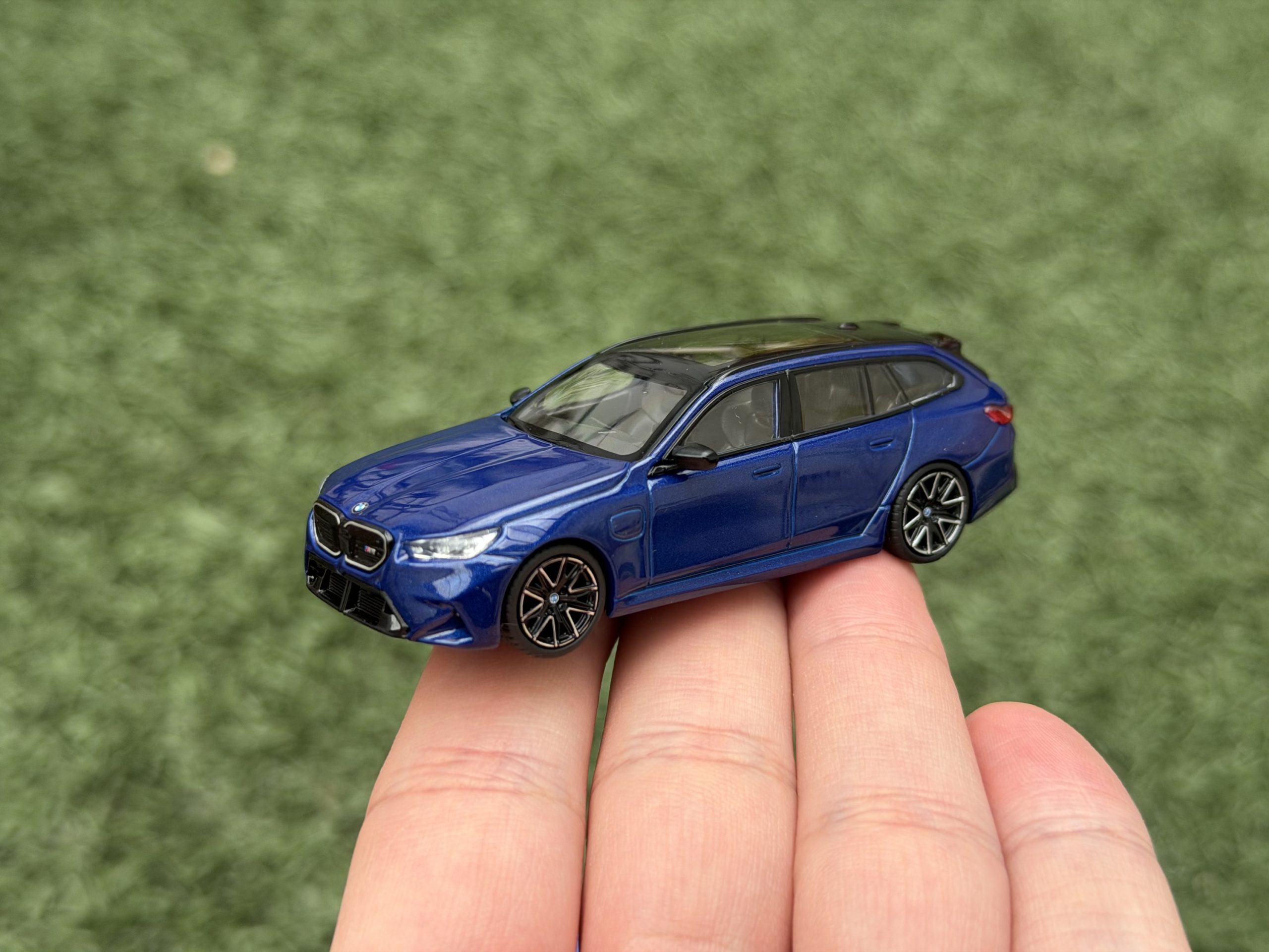 Mini GT 1:64 BMW M5 Touring (G99) – Marina Bay Blue Metallic - Imagen 3