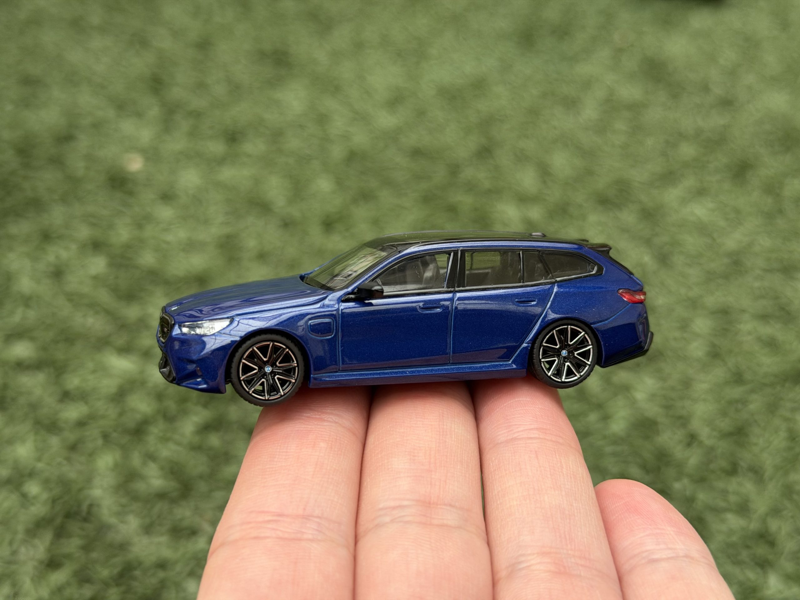 Mini GT 1:64 BMW M5 Touring (G99) – Marina Bay Blue Metallic - Imagen 4