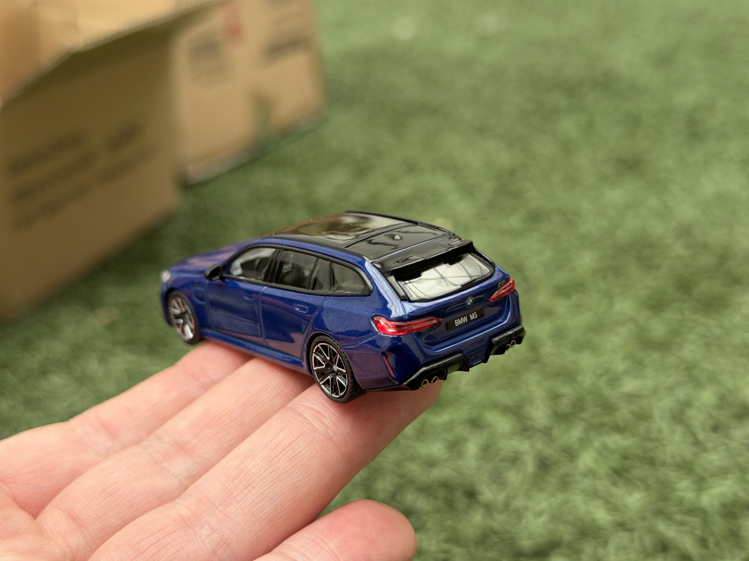 Mini GT 1:64 BMW M5 Touring (G99) – Marina Bay Blue Metallic - Imagen 5