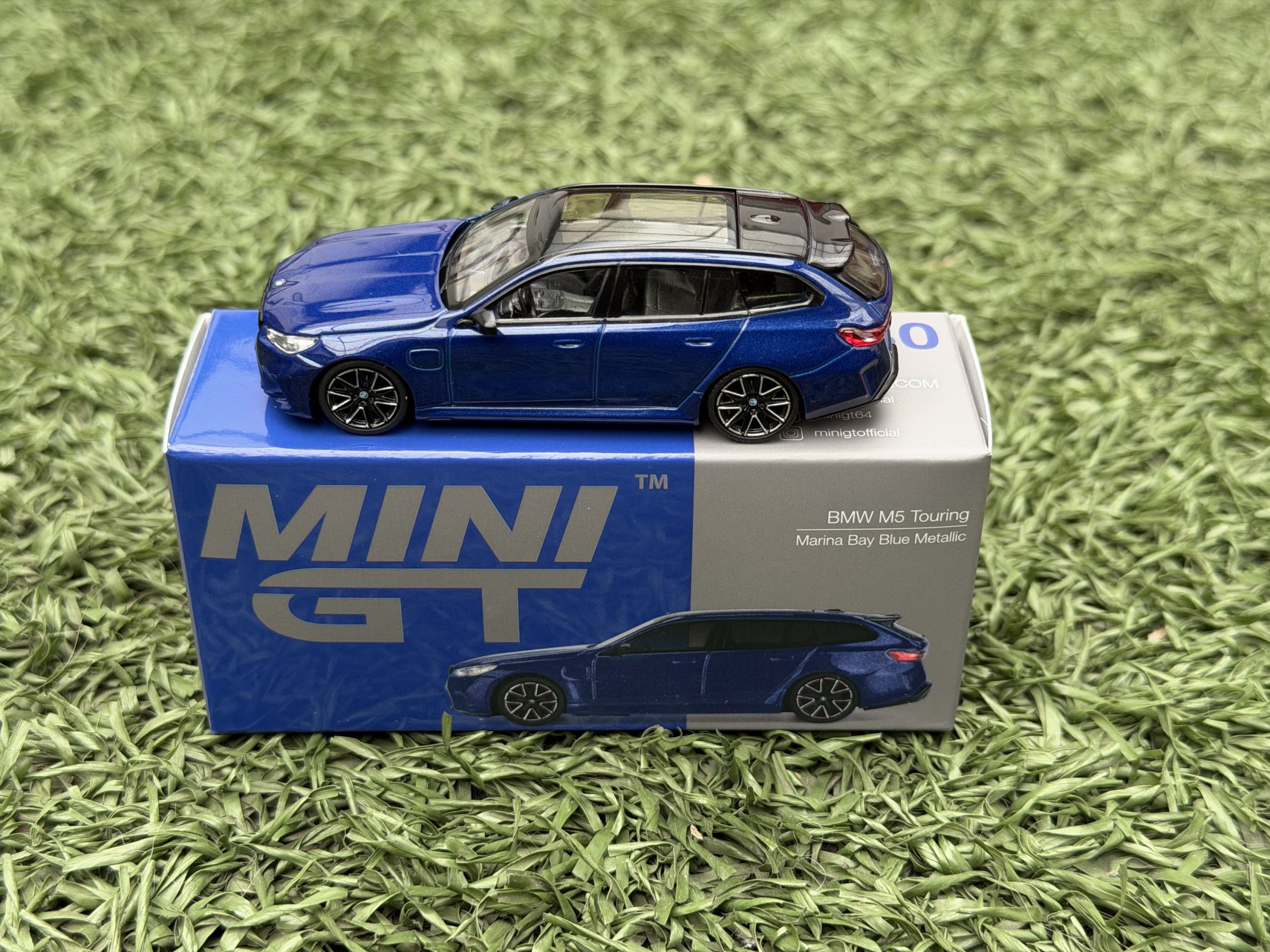 Mini GT 1:64 BMW M5 Touring (G99) – Marina Bay Blue Metallic - Imagen 6