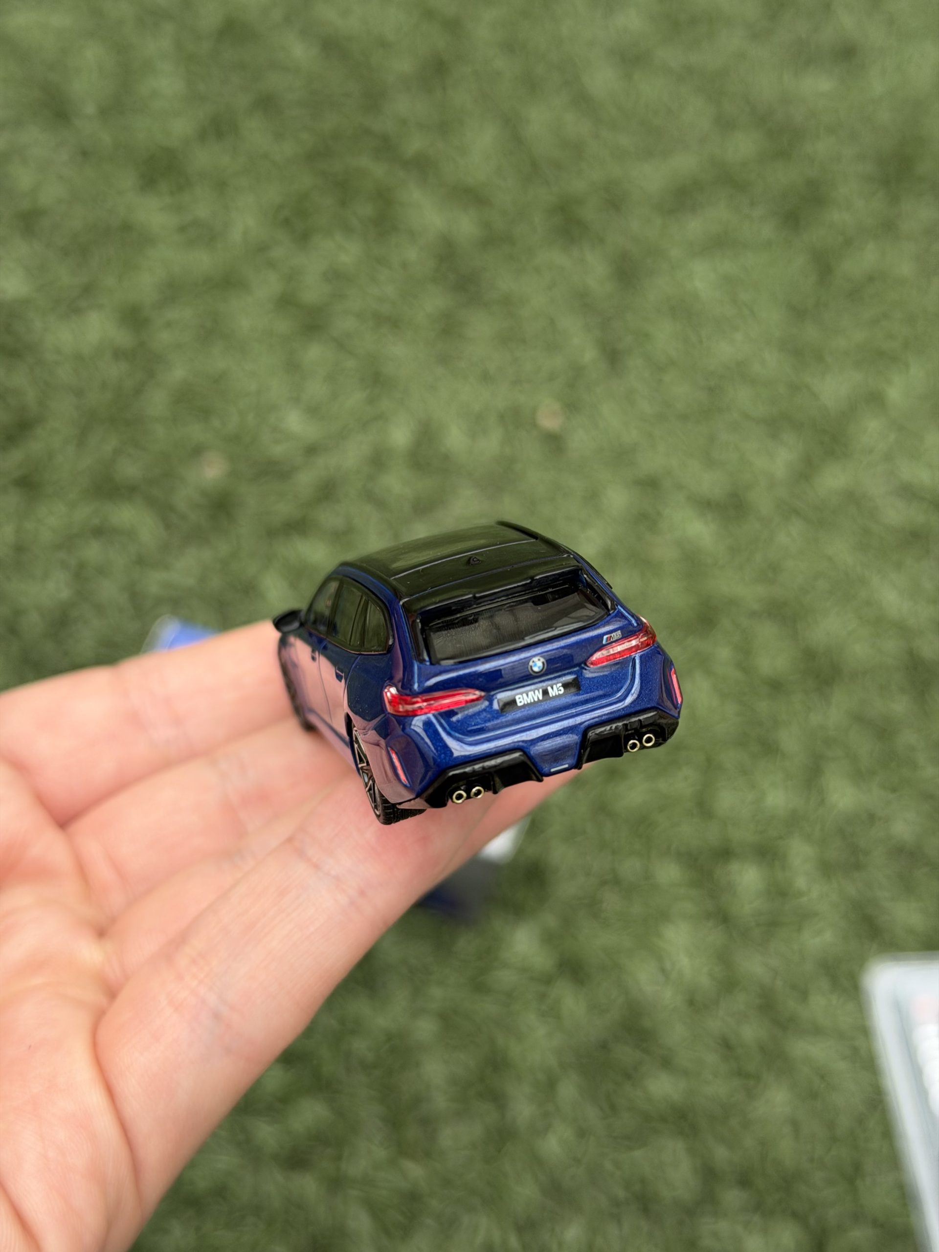 Mini GT 1:64 BMW M5 Touring (G99) – Marina Bay Blue Metallic - Imagen 7