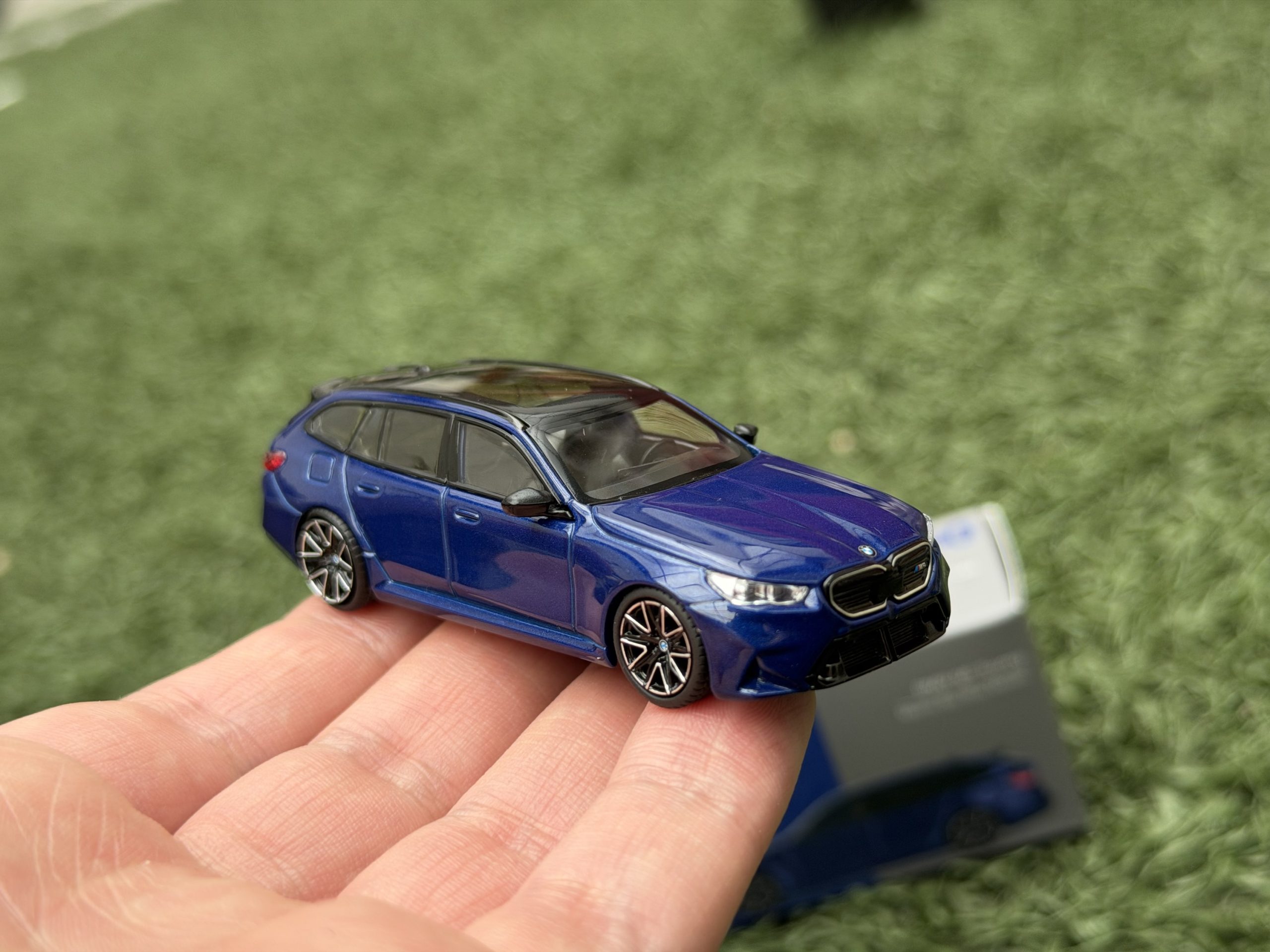 Mini GT 1:64 BMW M5 Touring (G99) – Marina Bay Blue Metallic - Imagen 8