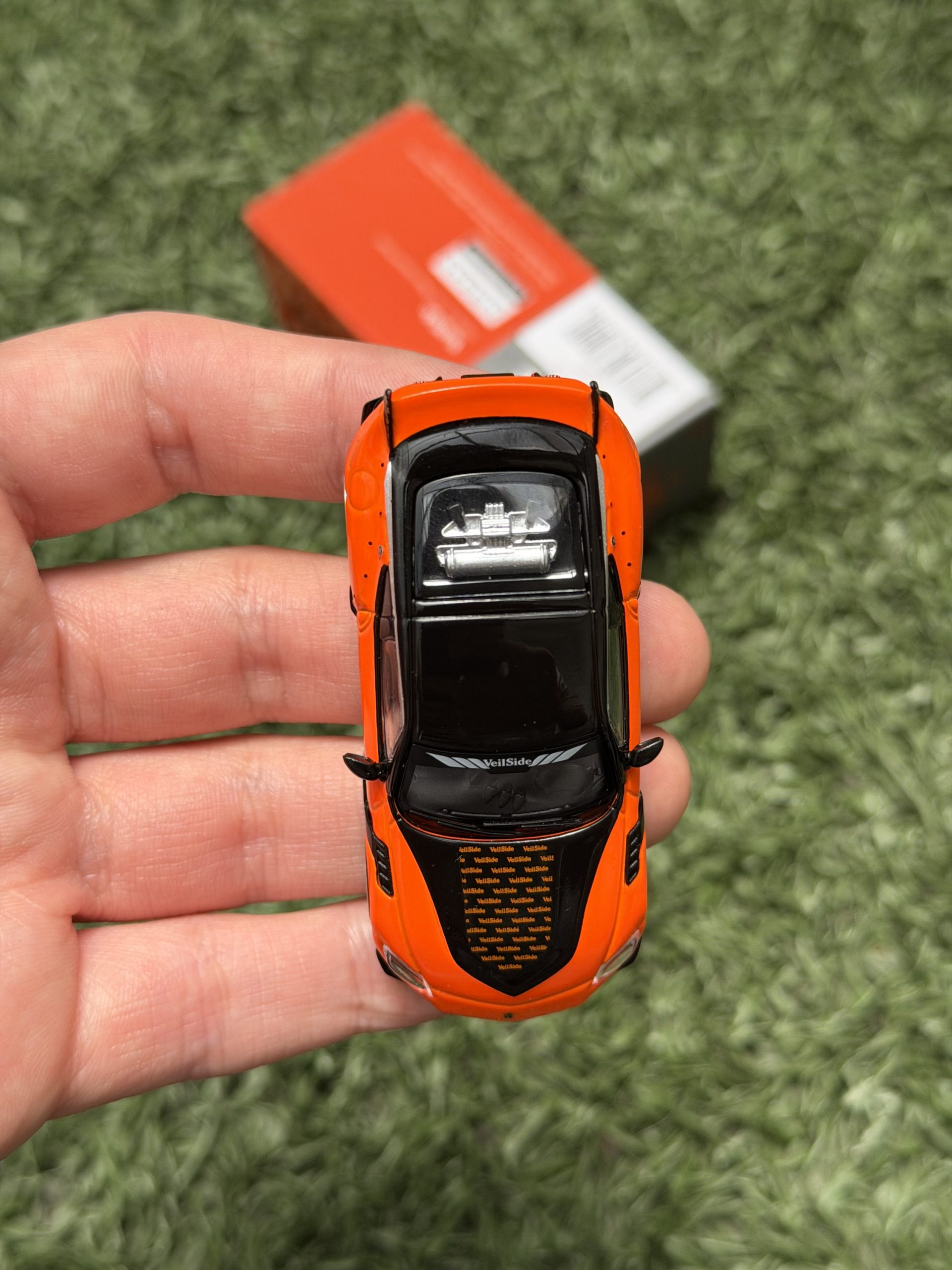 Mini GT 1:64 Nissan Z VeilSide FFZ400 – Orange - Imagen 4