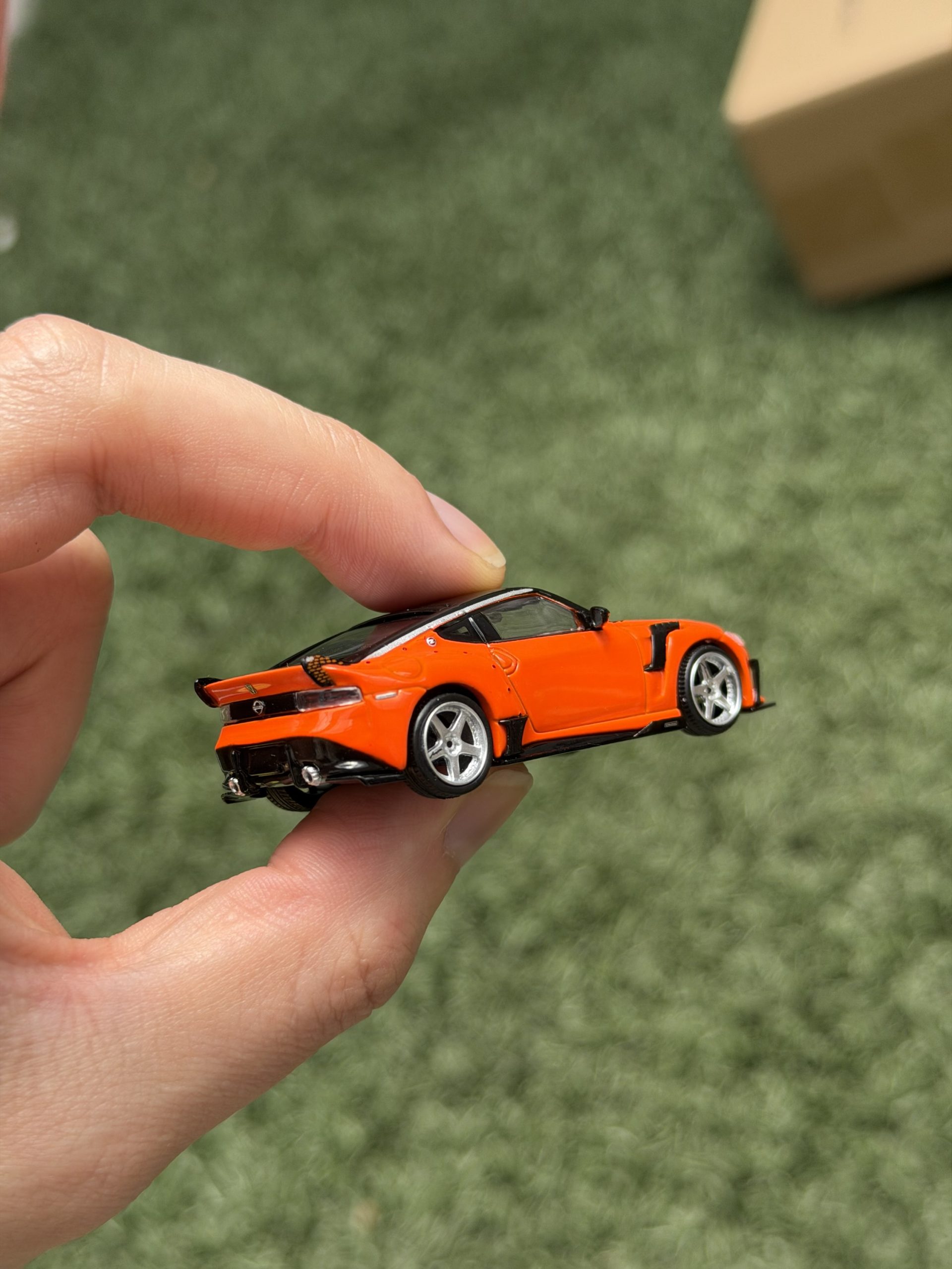 Mini GT 1:64 Nissan Z VeilSide FFZ400 – Orange - Imagen 5