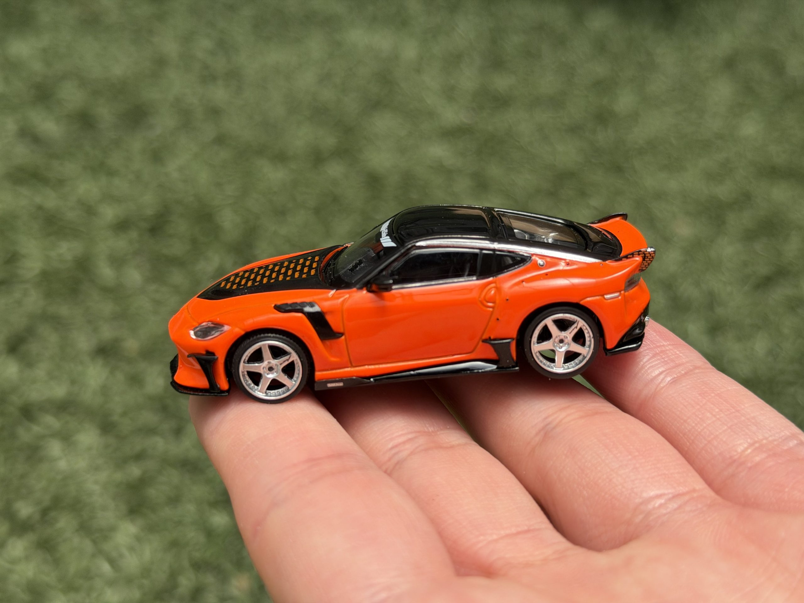 Mini GT 1:64 Nissan Z VeilSide FFZ400 – Orange - Imagen 6