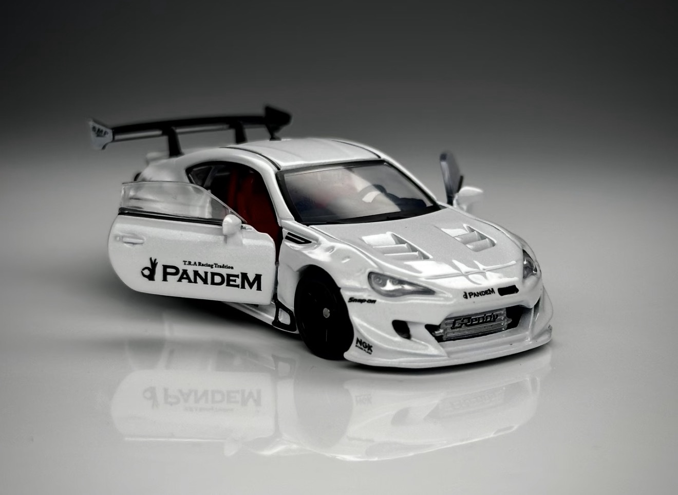 FG 1/64 Subaru Pandem BRZ Blanco con puertas móviles
