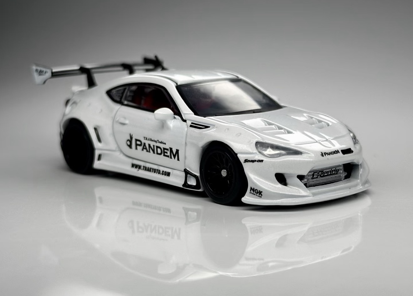 FG 1/64 Subaru Pandem BRZ Blanco con puertas móviles - Imagen 4