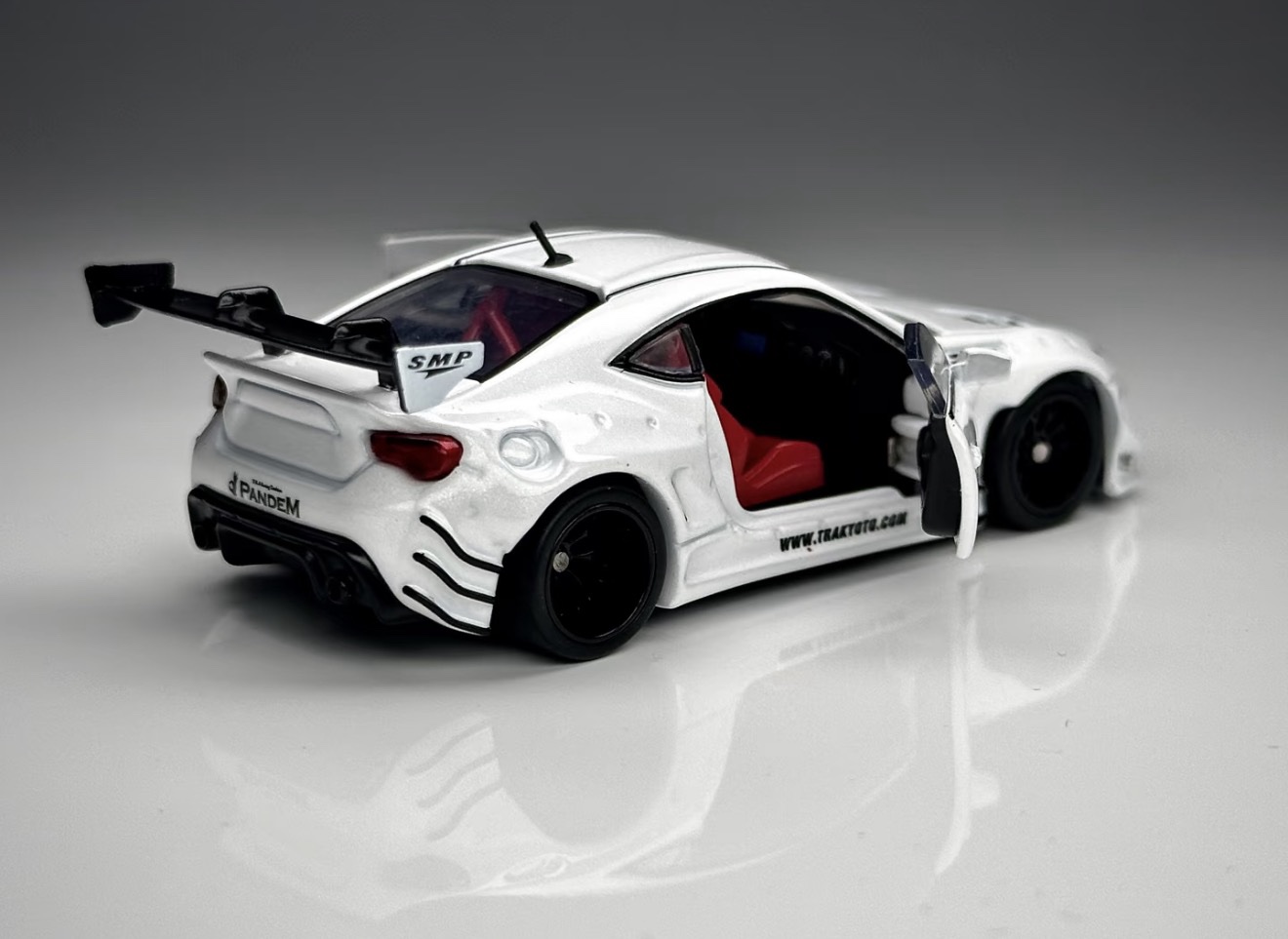 FG 1/64 Subaru Pandem BRZ Blanco con puertas móviles - Imagen 3