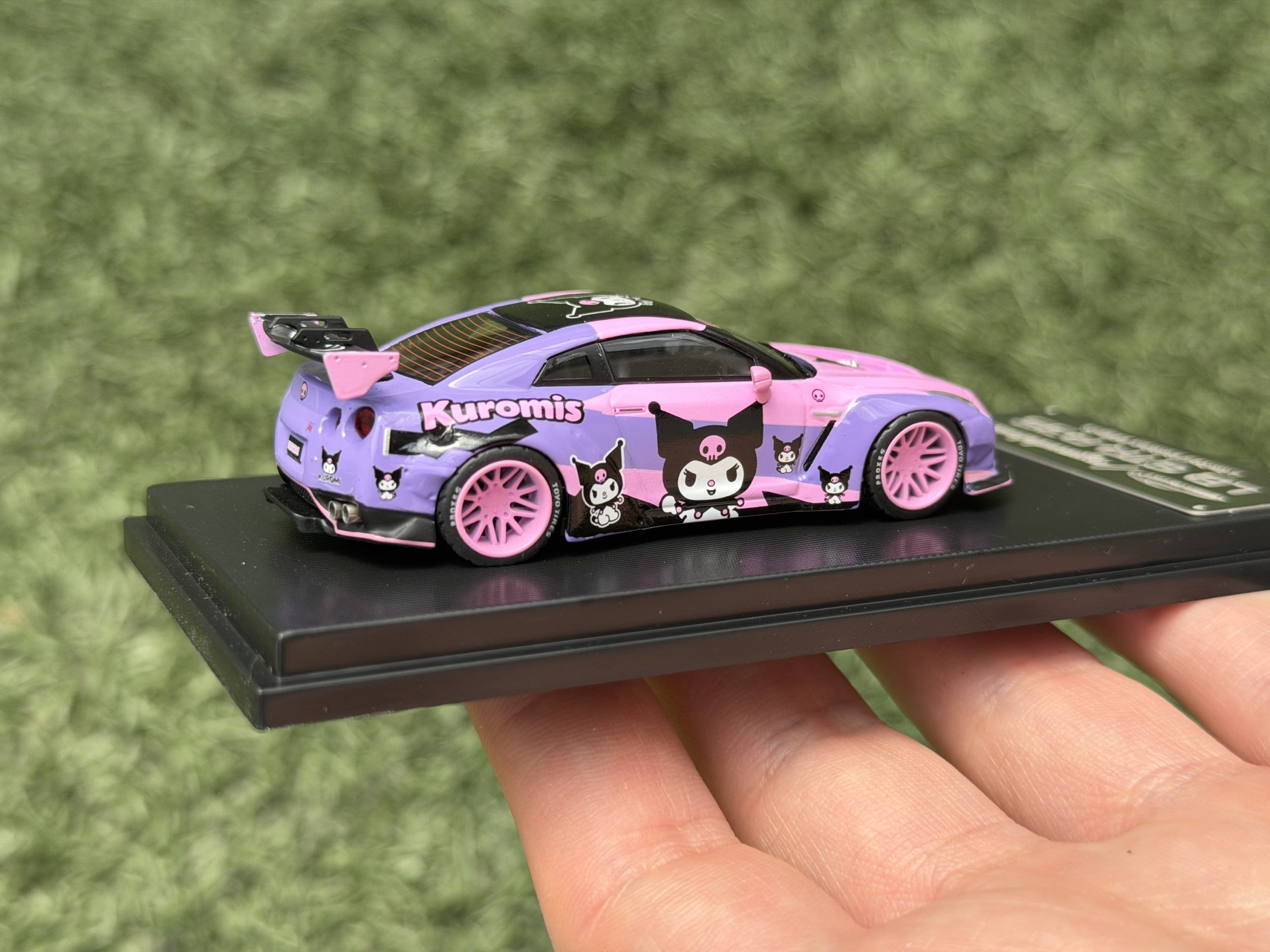 Mymodelcollect 1:64 Nissan GTR R35 Kuromi - Imagen 2