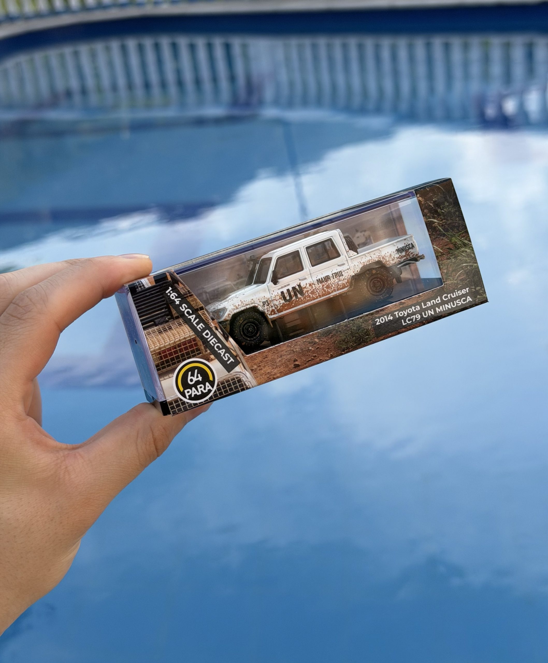 PARA64 1/64 2014 Toyota Land Cruiser LC79 Naciones Unidas LHD Efecto Barro - Imagen 5