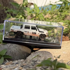 PARA64 1/64 2014 Toyota Land Cruiser LC79 Naciones Unidas LHD Efecto Barro