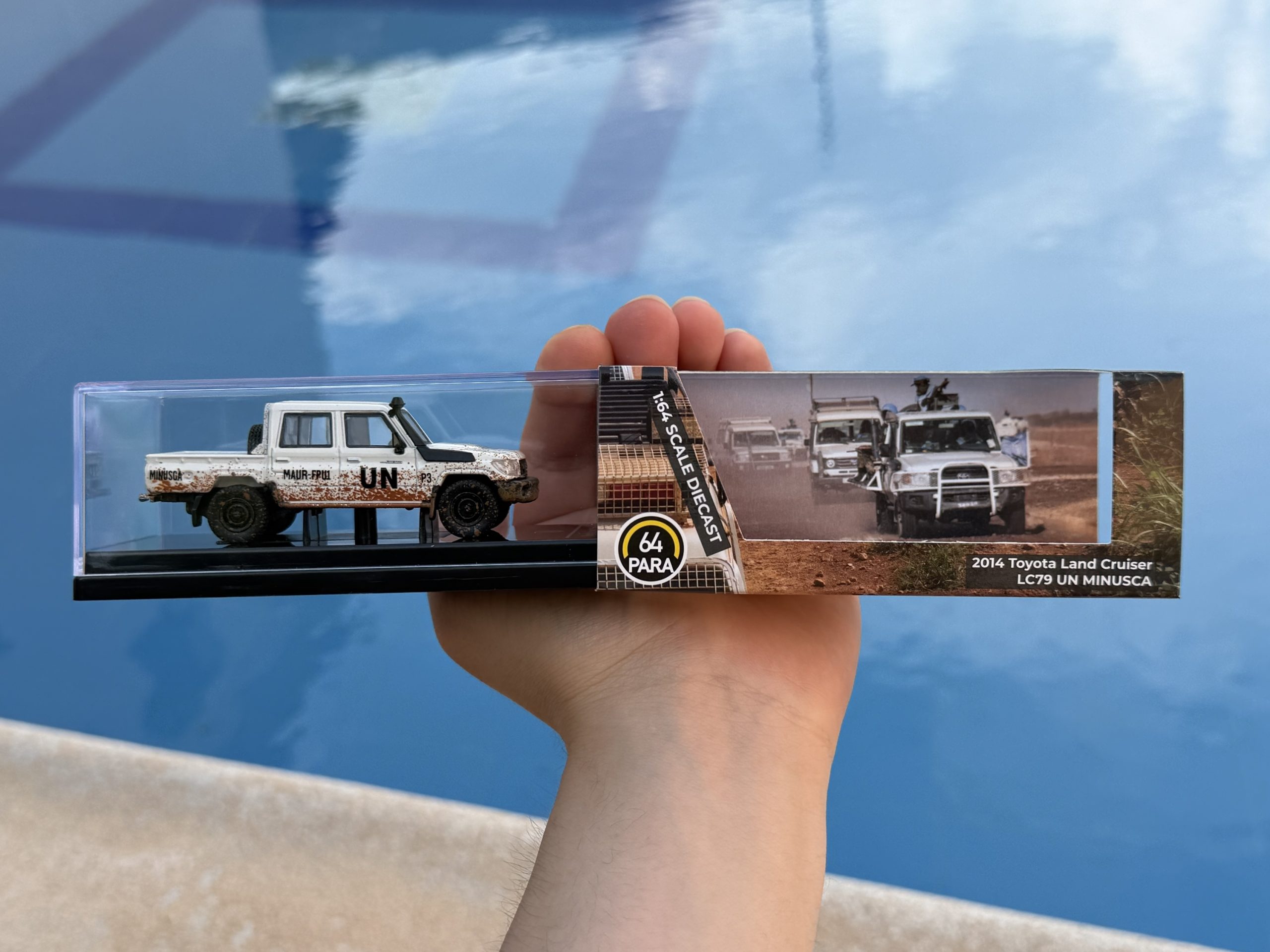 PARA64 1/64 2014 Toyota Land Cruiser LC79 Naciones Unidas LHD Efecto Barro - Imagen 2
