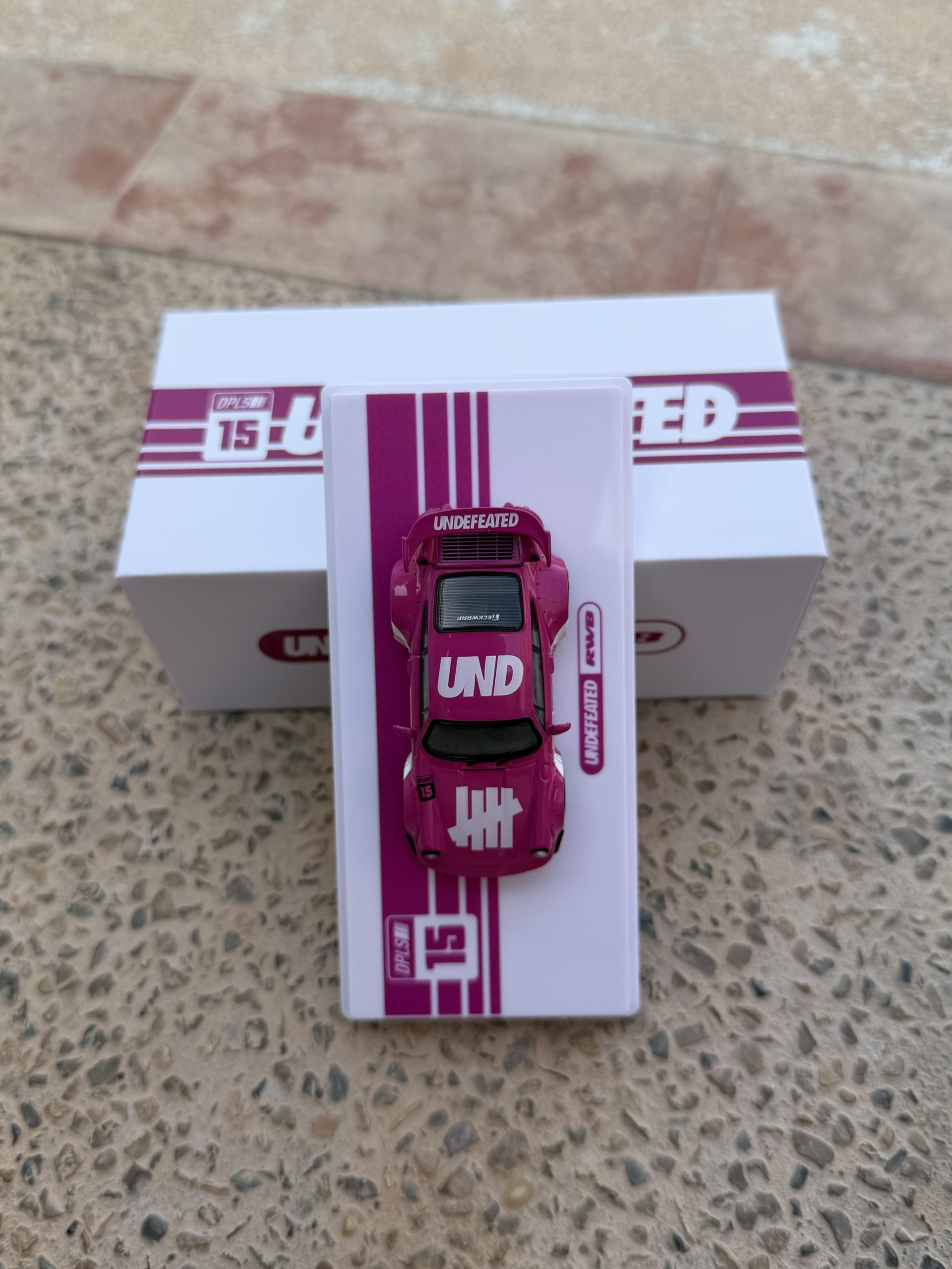 INNO64 x DPLS x UNDEFEATED 1:64 Porsche RWB 964 Pink | TOKYO AUTO SALON 2026 - Imagen 3