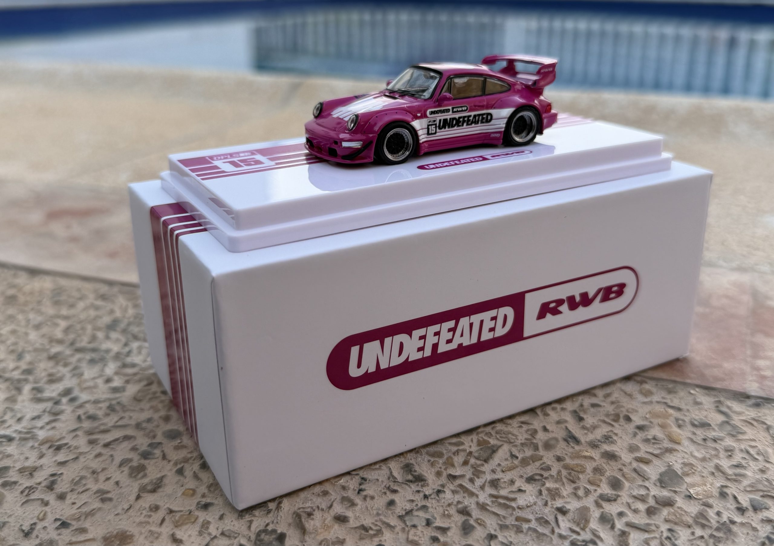 INNO64 x DPLS x UNDEFEATED 1:64 Porsche RWB 964 Pink | TOKYO AUTO SALON 2026 - Imagen 4