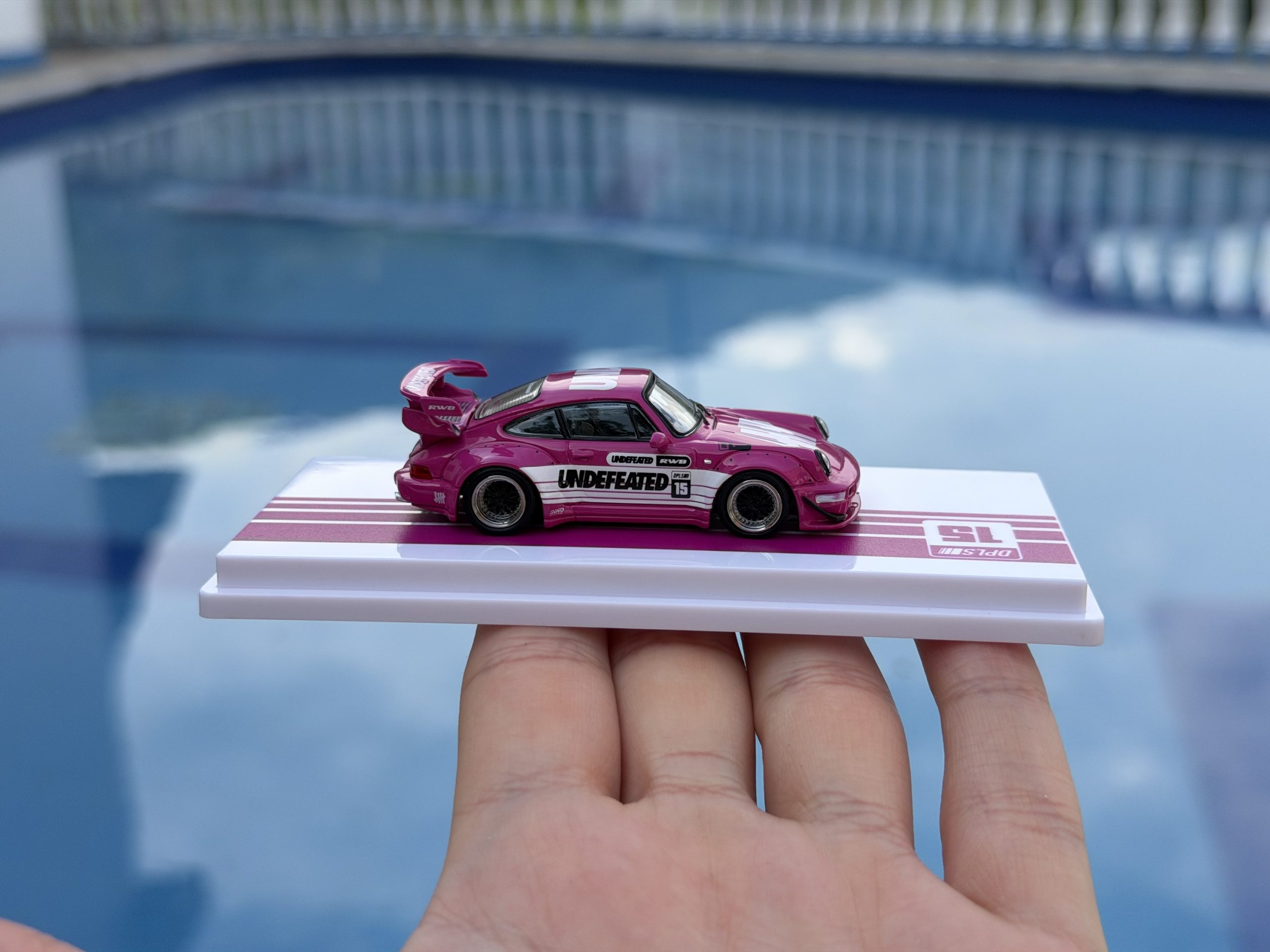 INNO64 x DPLS x UNDEFEATED 1:64 Porsche RWB 964 Pink | TOKYO AUTO SALON 2026 - Imagen 5