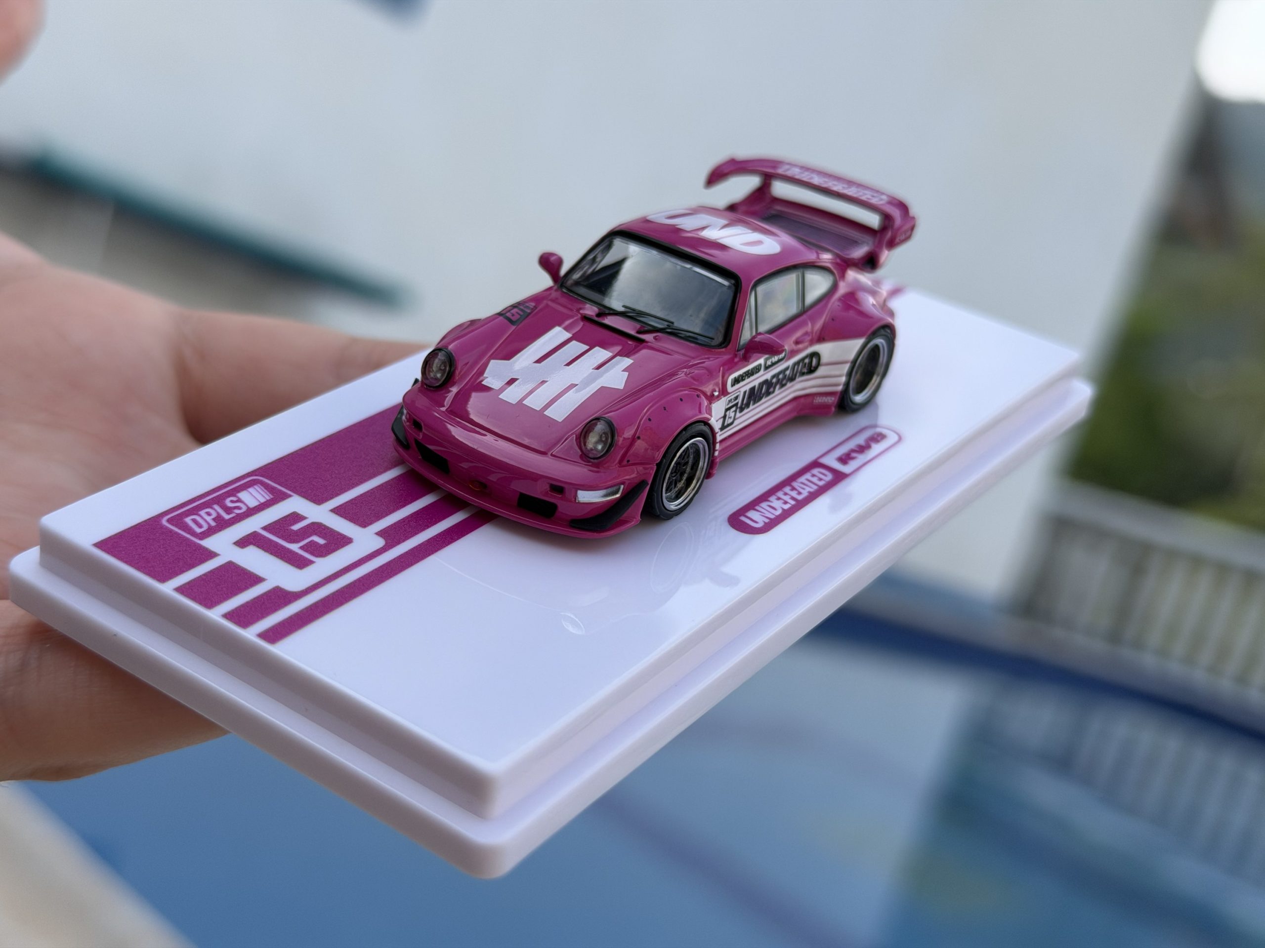 INNO64 x DPLS x UNDEFEATED 1:64 Porsche RWB 964 Pink | TOKYO AUTO SALON 2026 - Imagen 6