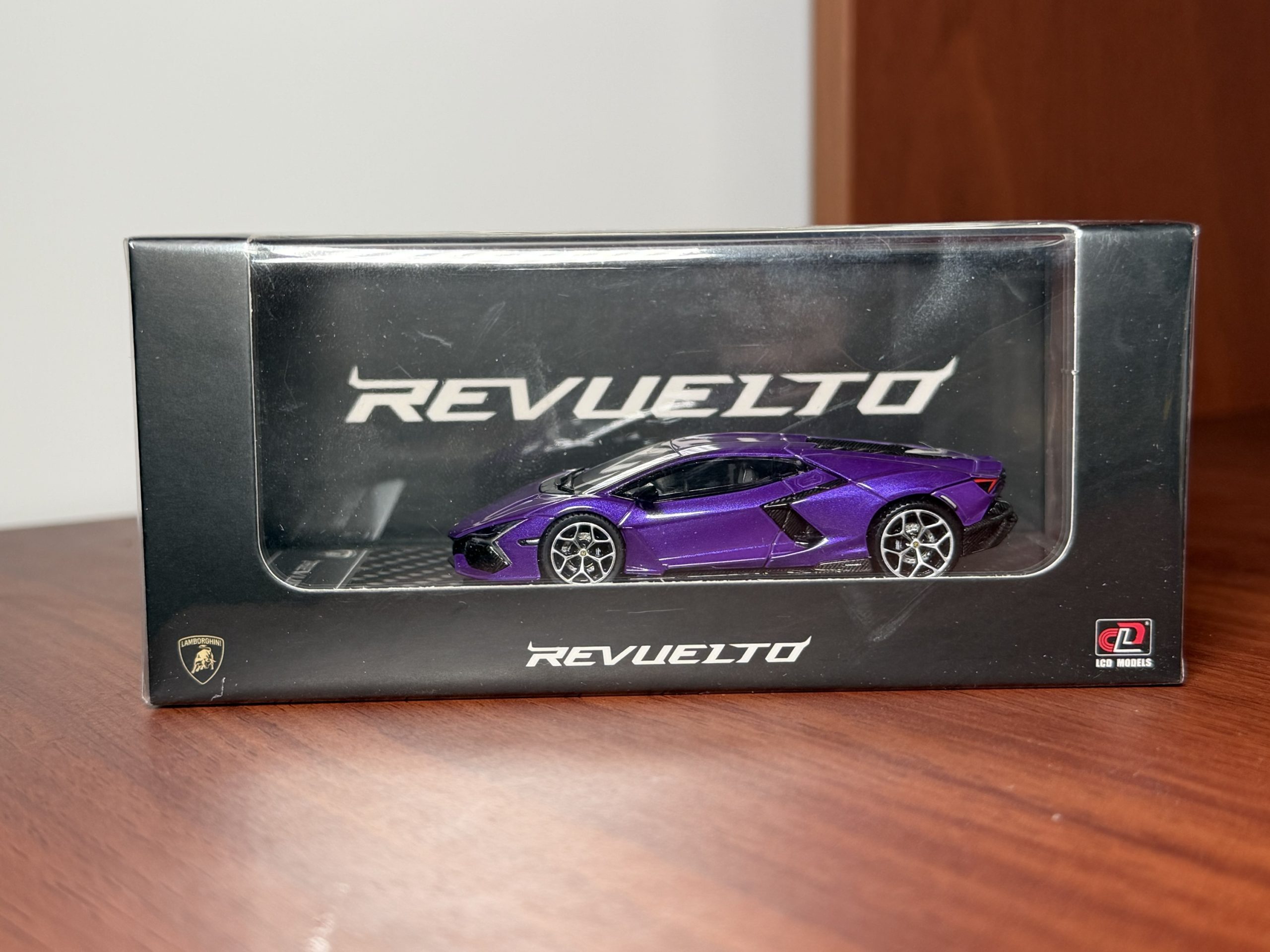 LCD 1:64 Lamborghini Revuelto Morado - Imagen 2