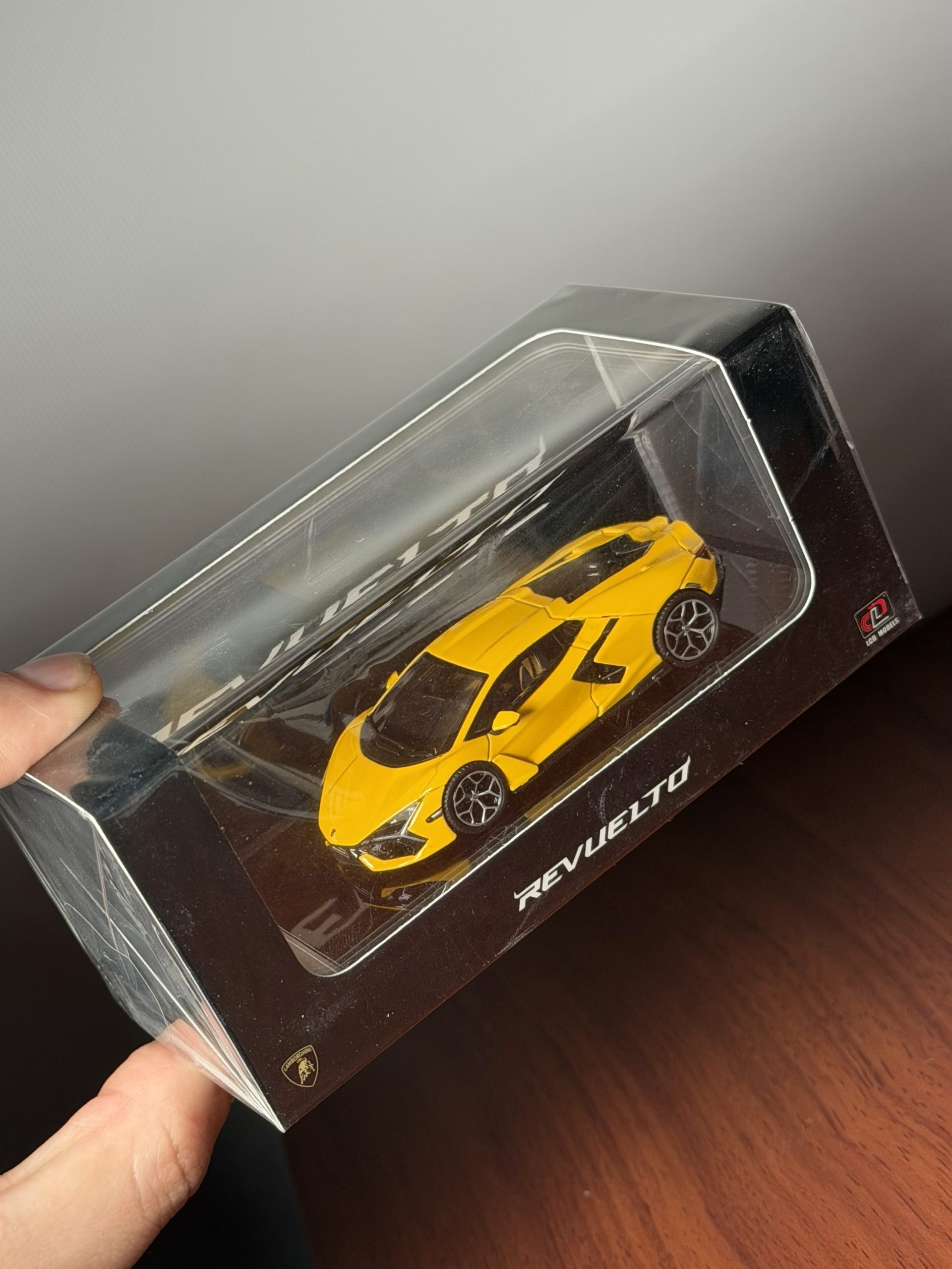 LCD 1:64 Lamborghini Revuelto Amarillo - Imagen 3