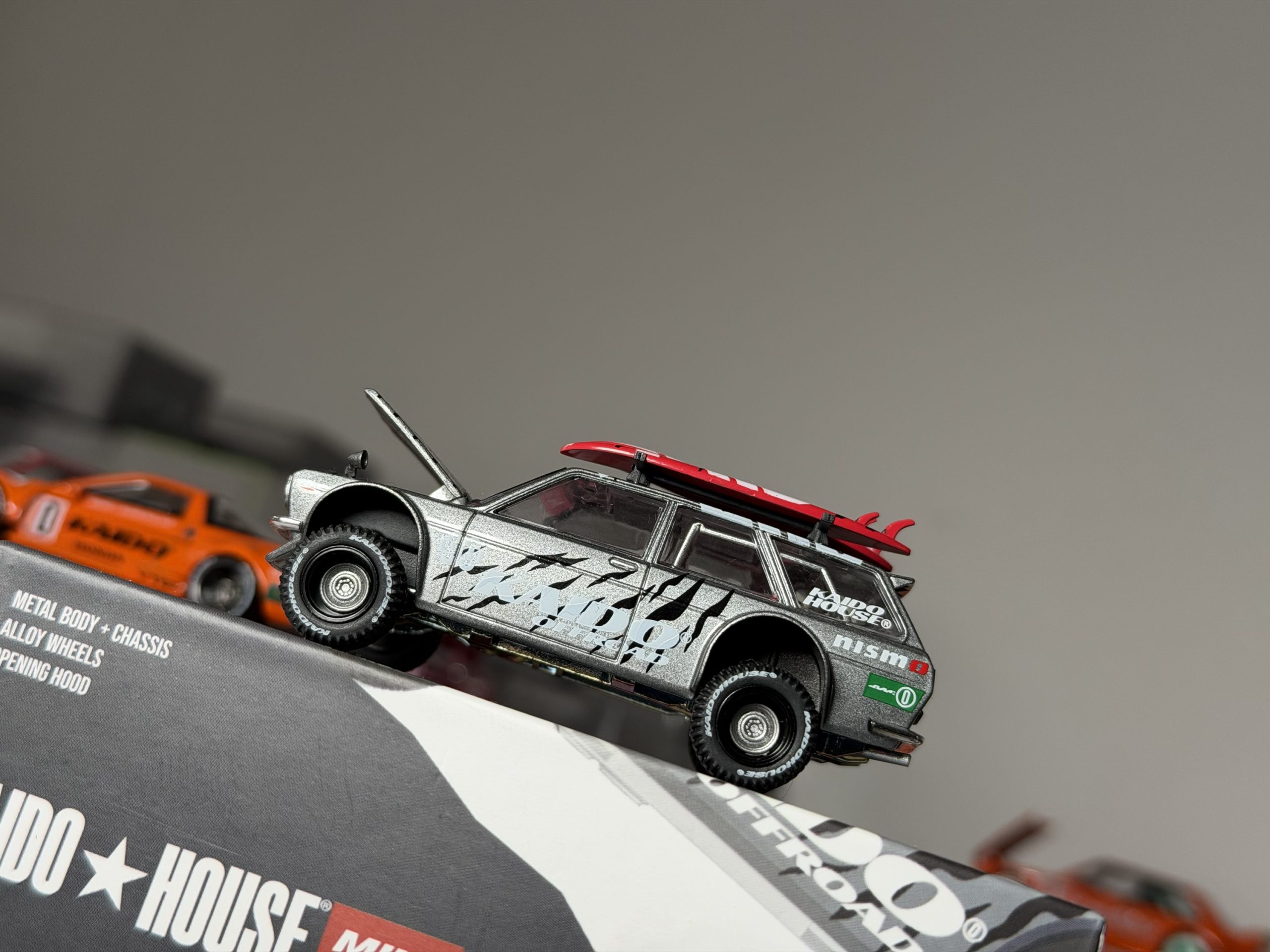 Kaido 1:64 Datsun 510 Wagon 4x4 Grey (Empaque Abierto) - Imagen 3