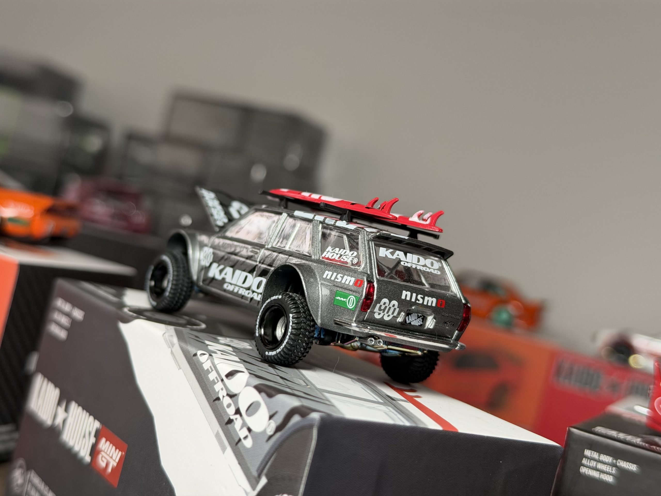 Kaido 1:64 Datsun 510 Wagon 4x4 Grey (Empaque Abierto) - Imagen 2