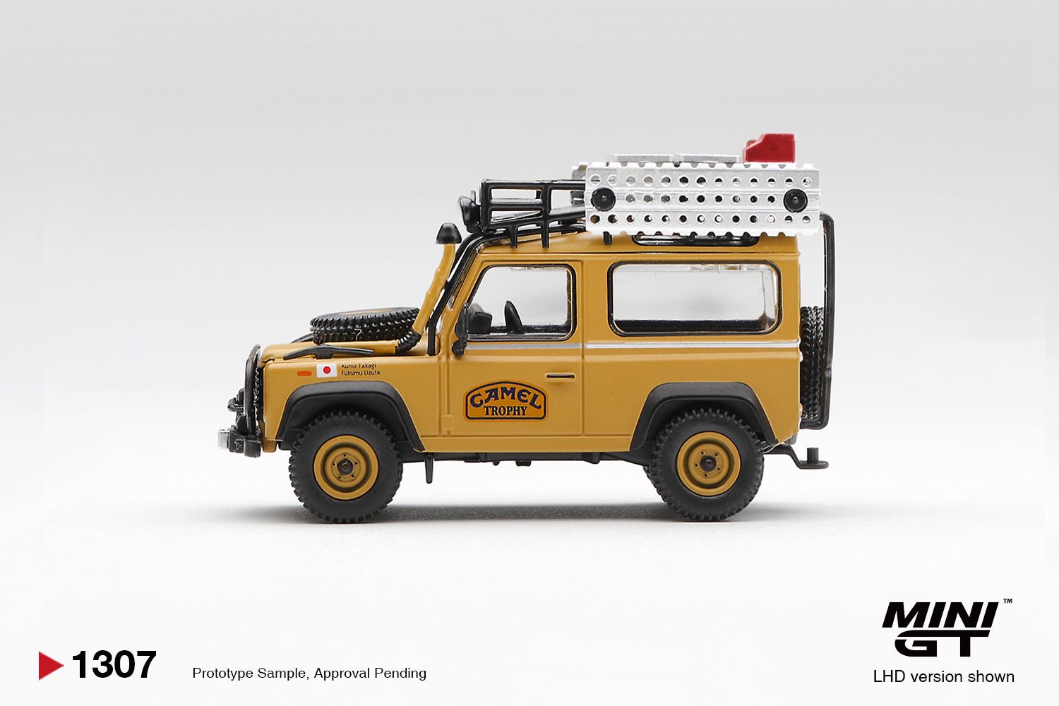 *PREORDEN* Mini GT 1:64 Land Rover Defender 90 1985 Camel Trophy Borneo Team Japan - Imagen 3