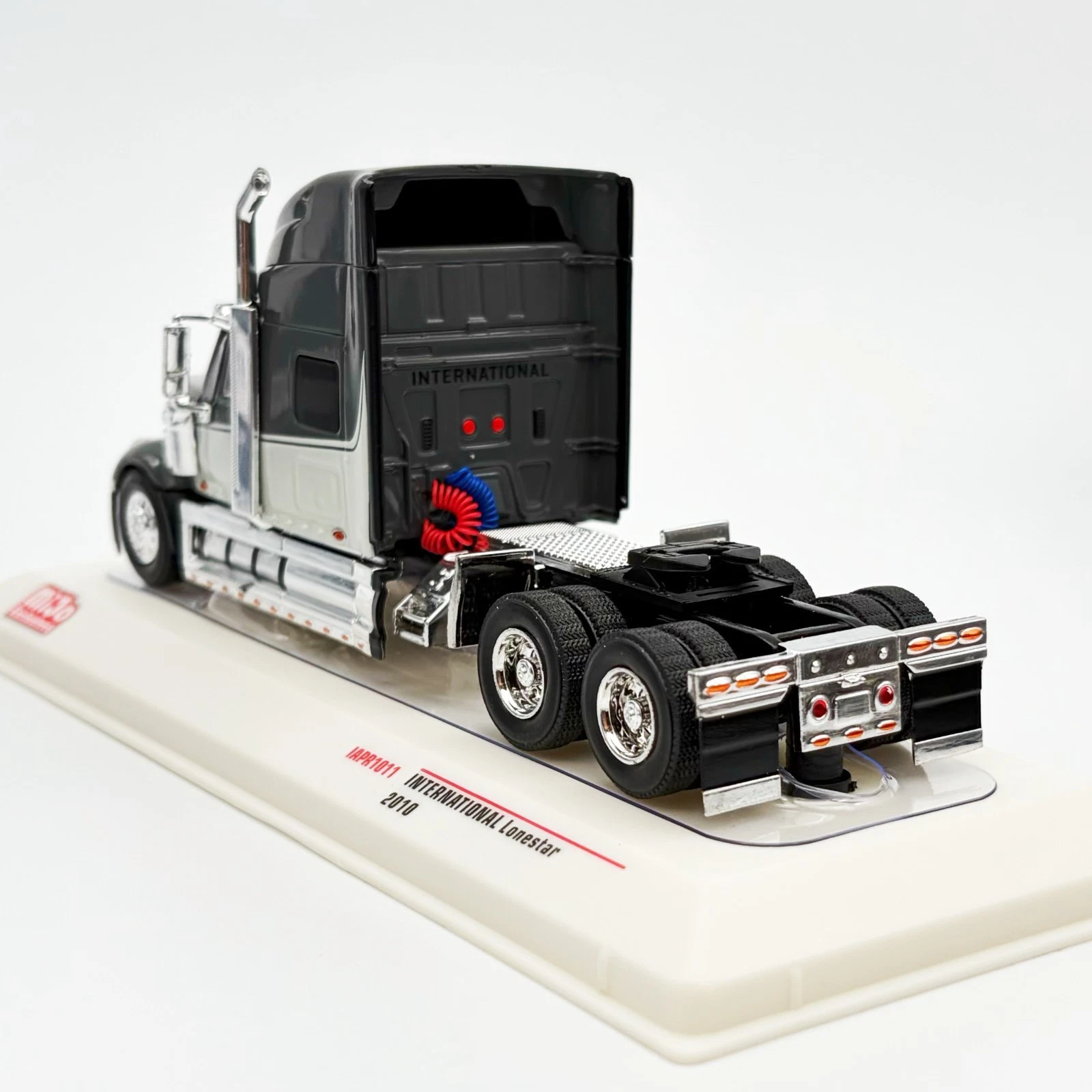 *PREORDEN* IXO Models 1:64 2010 International Lonestar Limited Edition – Grey with Silver Two Tone - Imagen 4