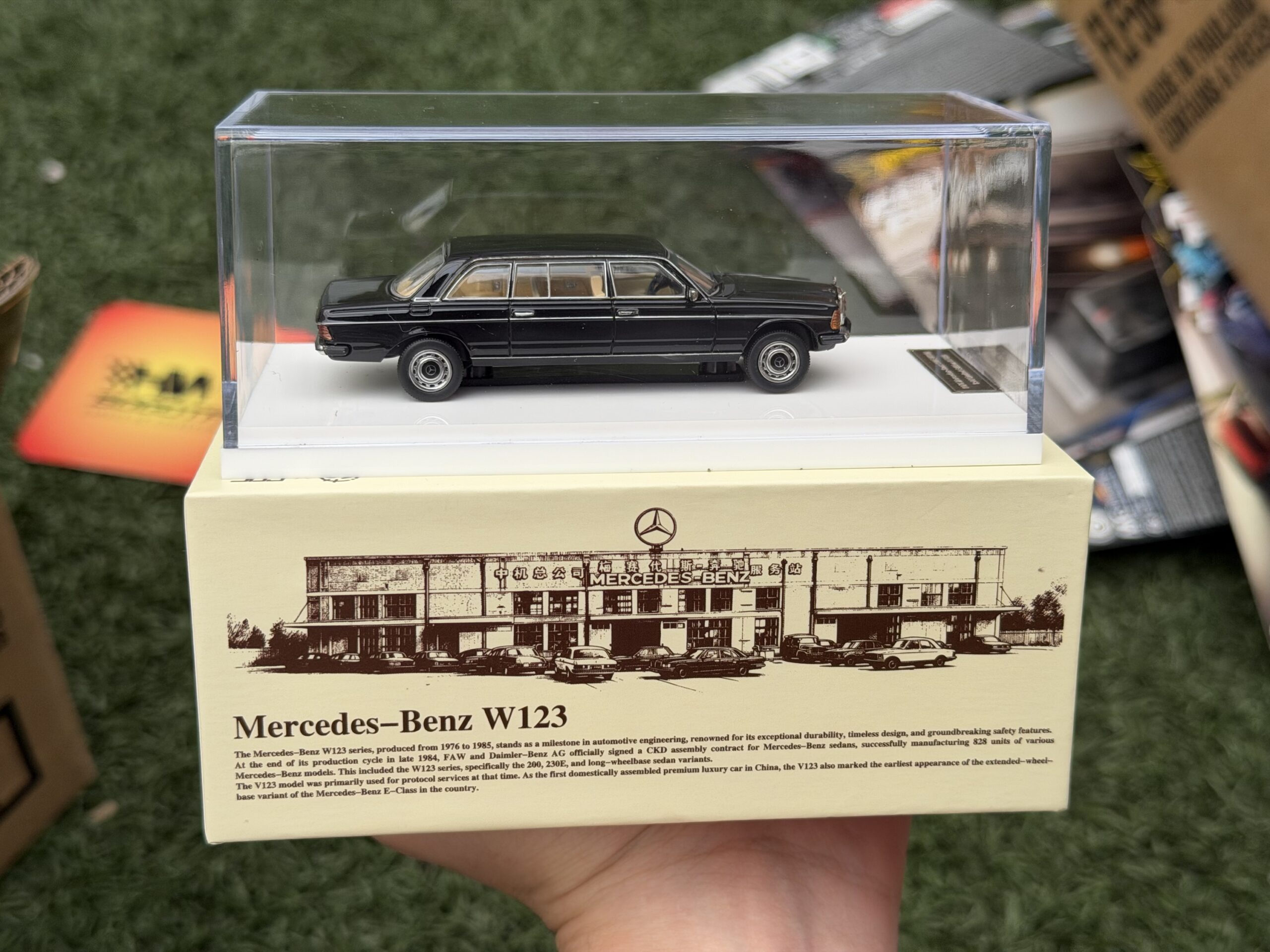 GOC 1:64 Mercedes 230E LIMO Negra W123 (828 unds fabricadas) - Imagen 3
