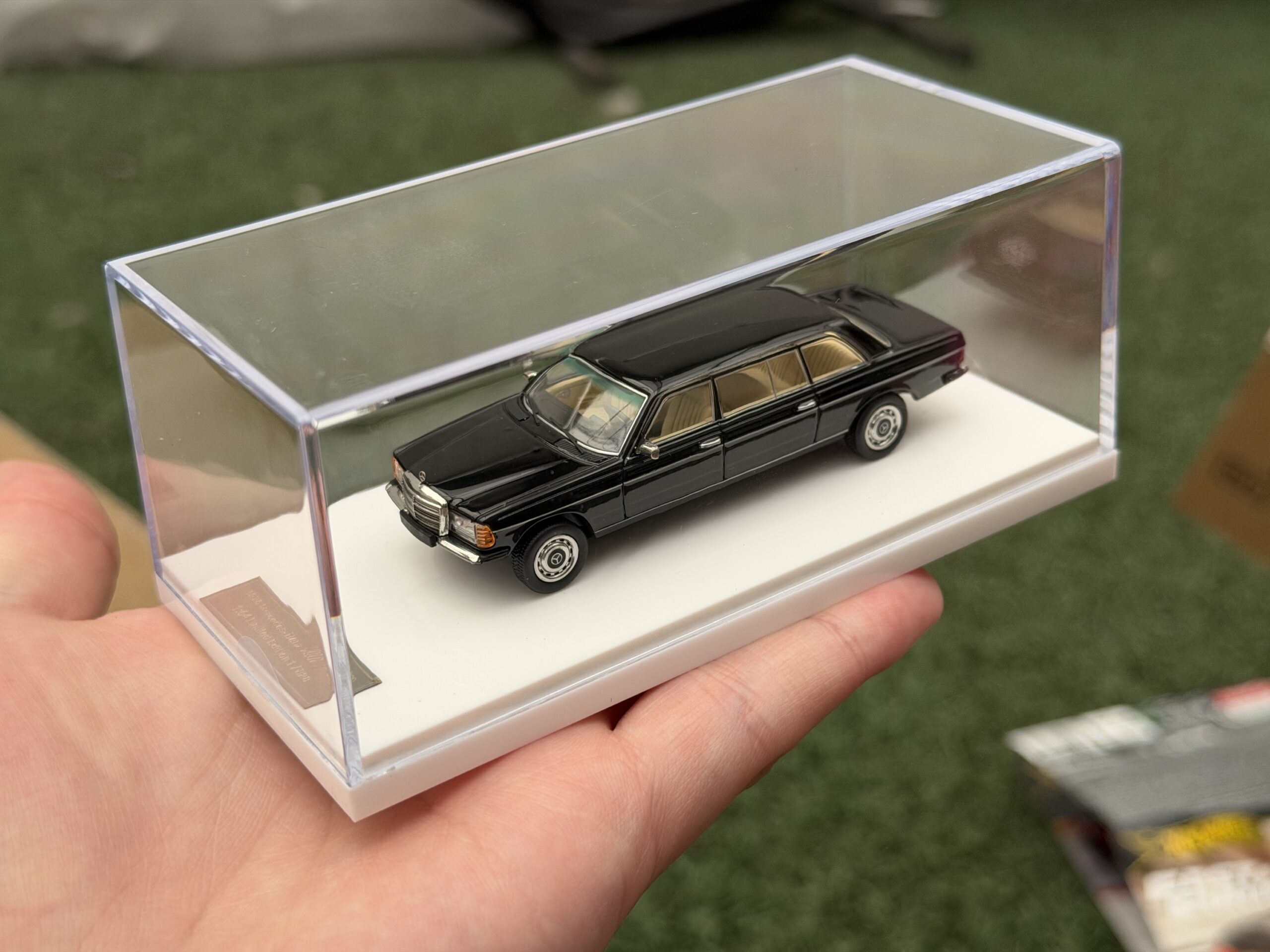 GOC 1:64 Mercedes 230E LIMO Negra W123 (828 unds fabricadas) - Imagen 4