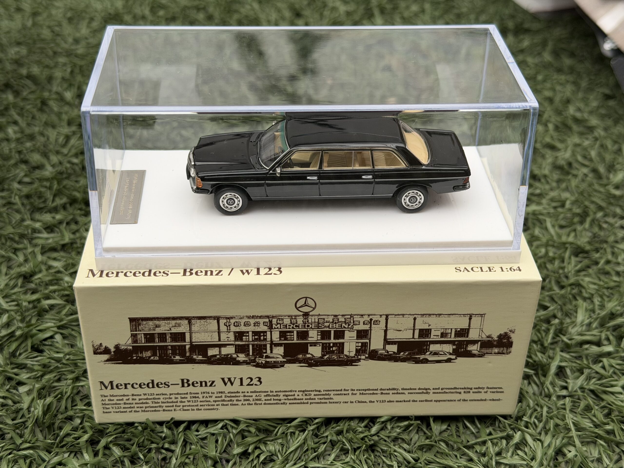 GOC 1:64 Mercedes 230E LIMO Negra W123 (828 unds fabricadas)