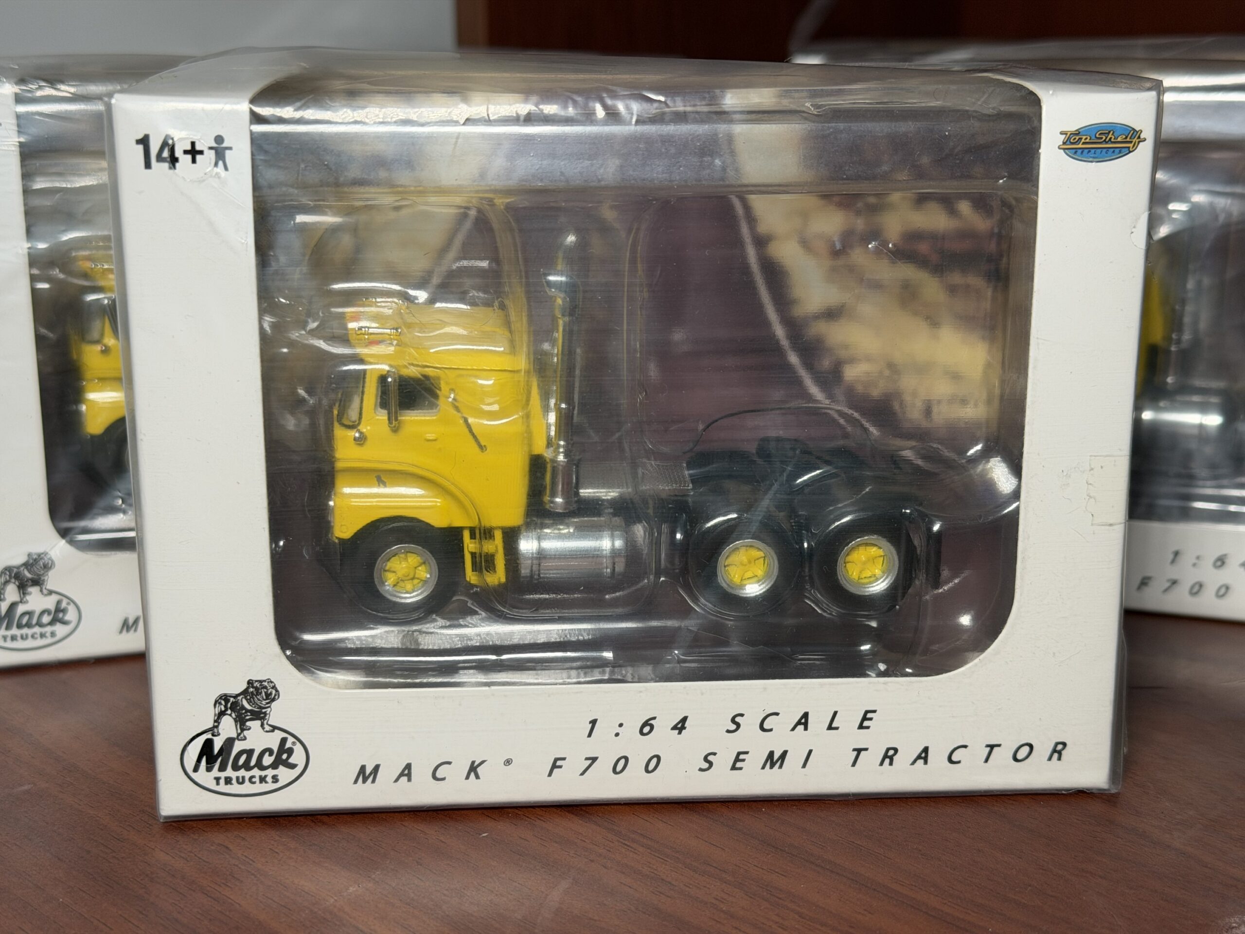 Top Shelf 1:64 1962 Mack F700 Amarillo - Imagen 6