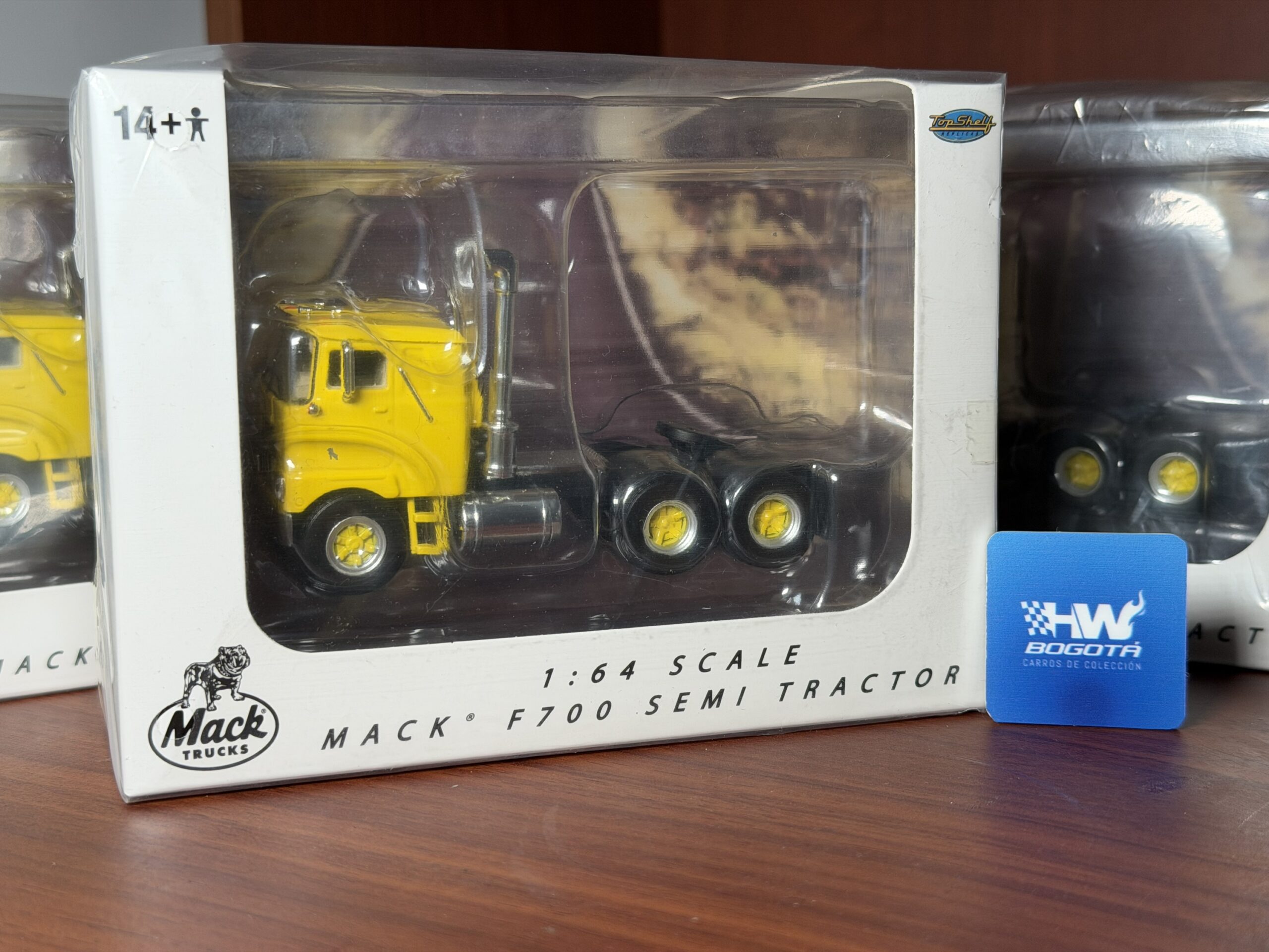 Top Shelf 1:64 1962 Mack F700 Amarillo - Imagen 7